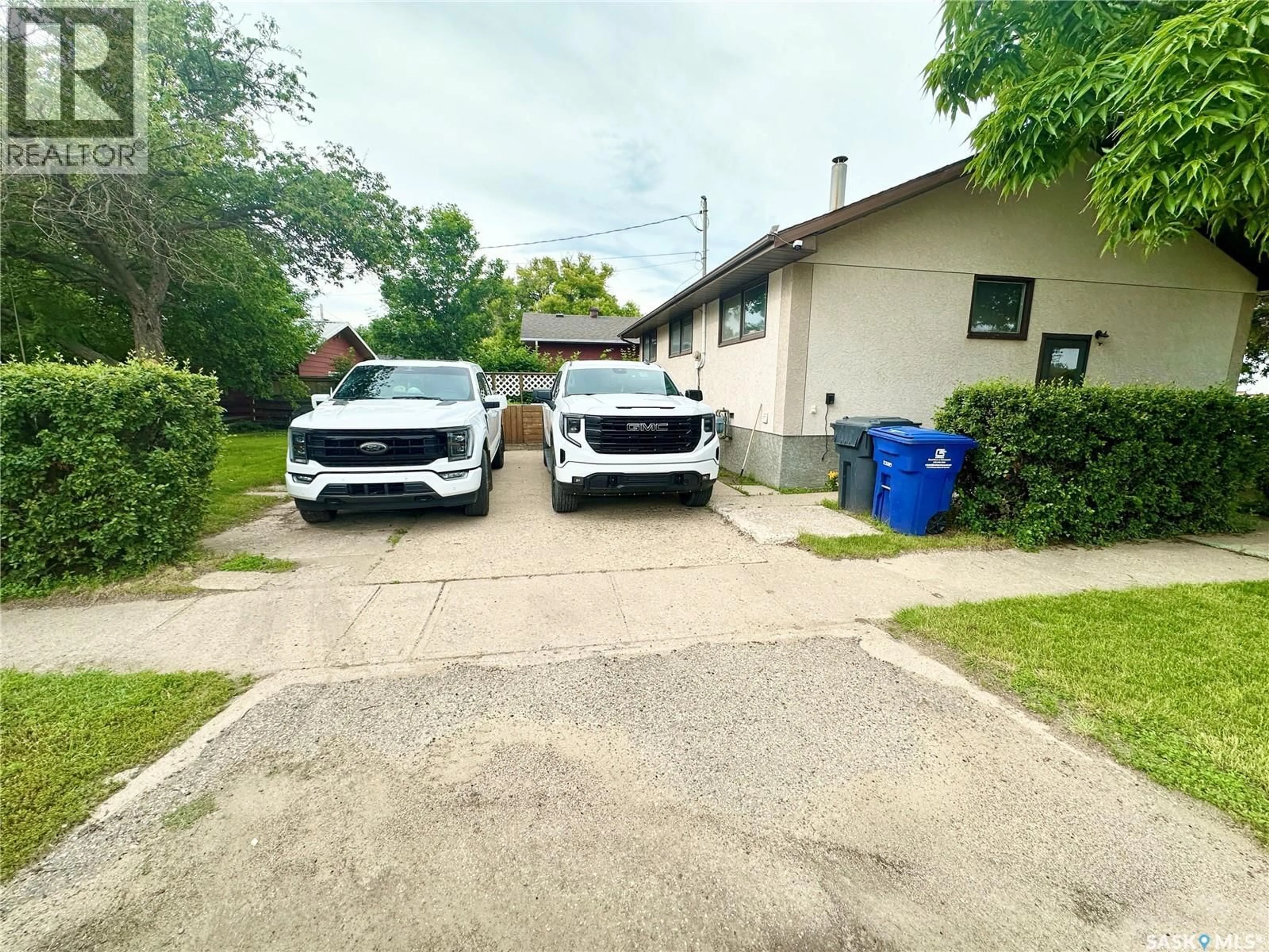 A pic from outside/outdoor area/front of a property/back of a property/a pic from drone, street for 542 ELIZABETH ST, Weyburn Saskatchewan S4H1S4