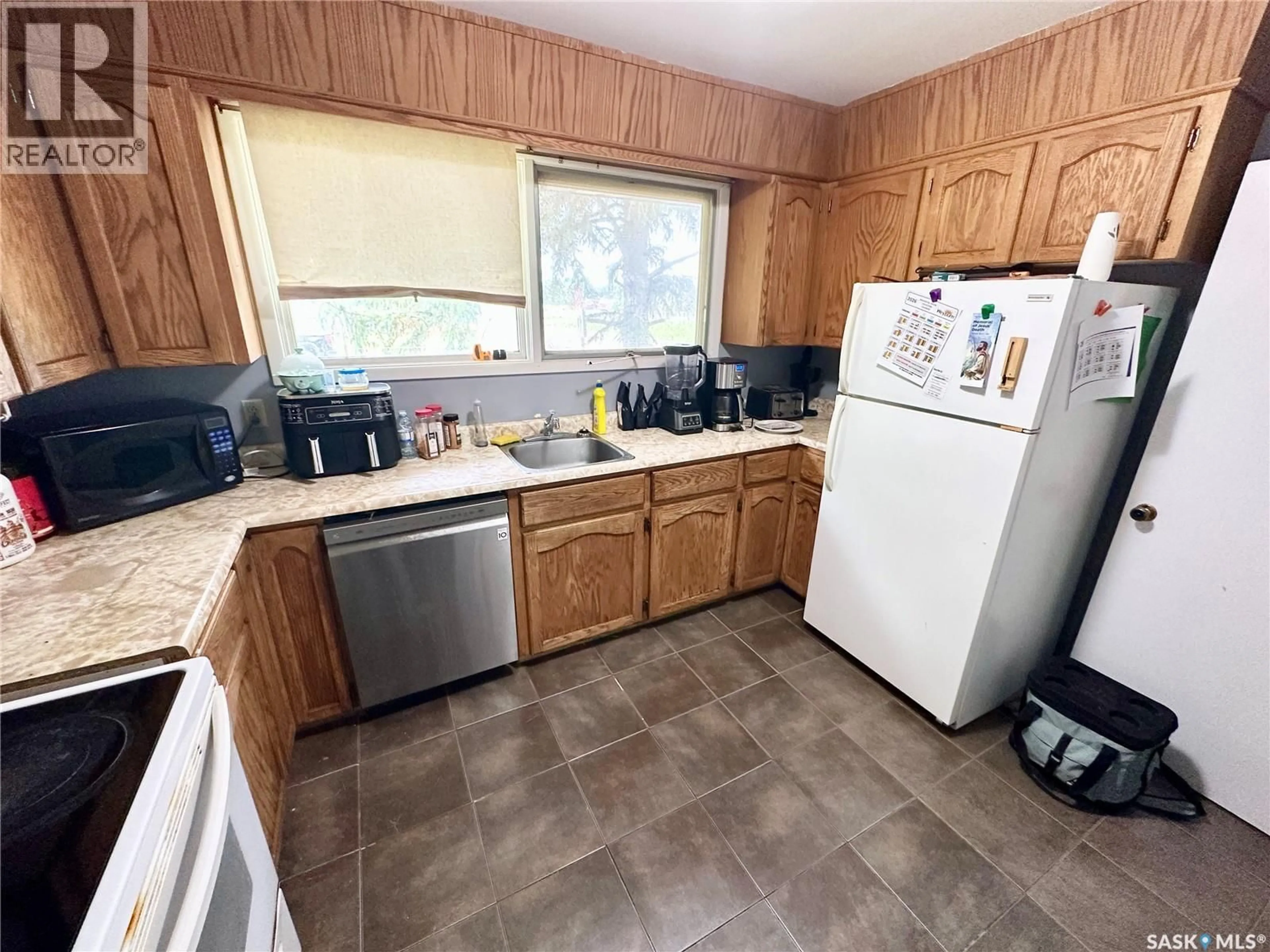 Standard kitchen, unknown for 542 ELIZABETH ST, Weyburn Saskatchewan S4H1S4