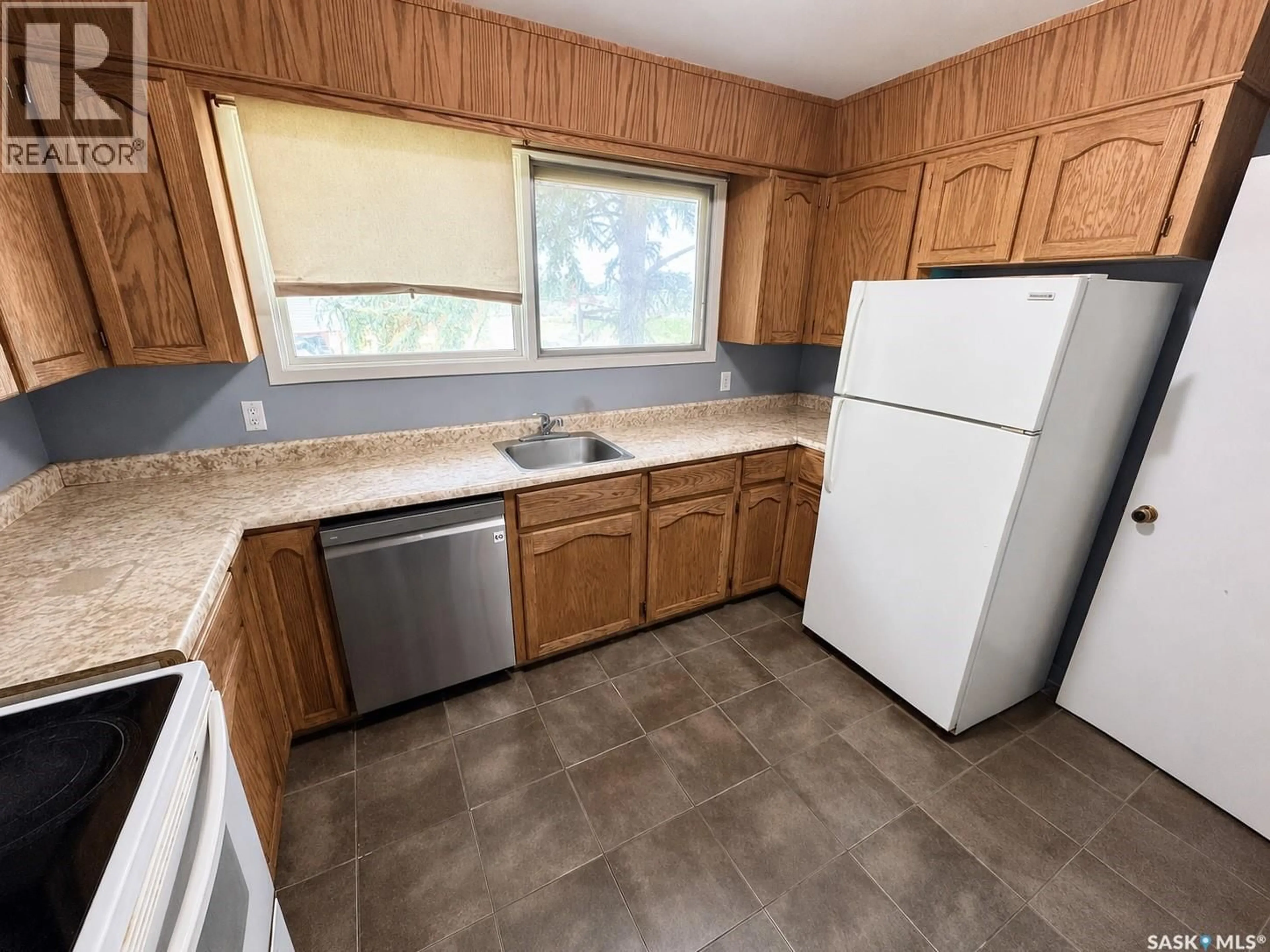 Standard kitchen, unknown for 542 ELIZABETH ST, Weyburn Saskatchewan S4H1S4