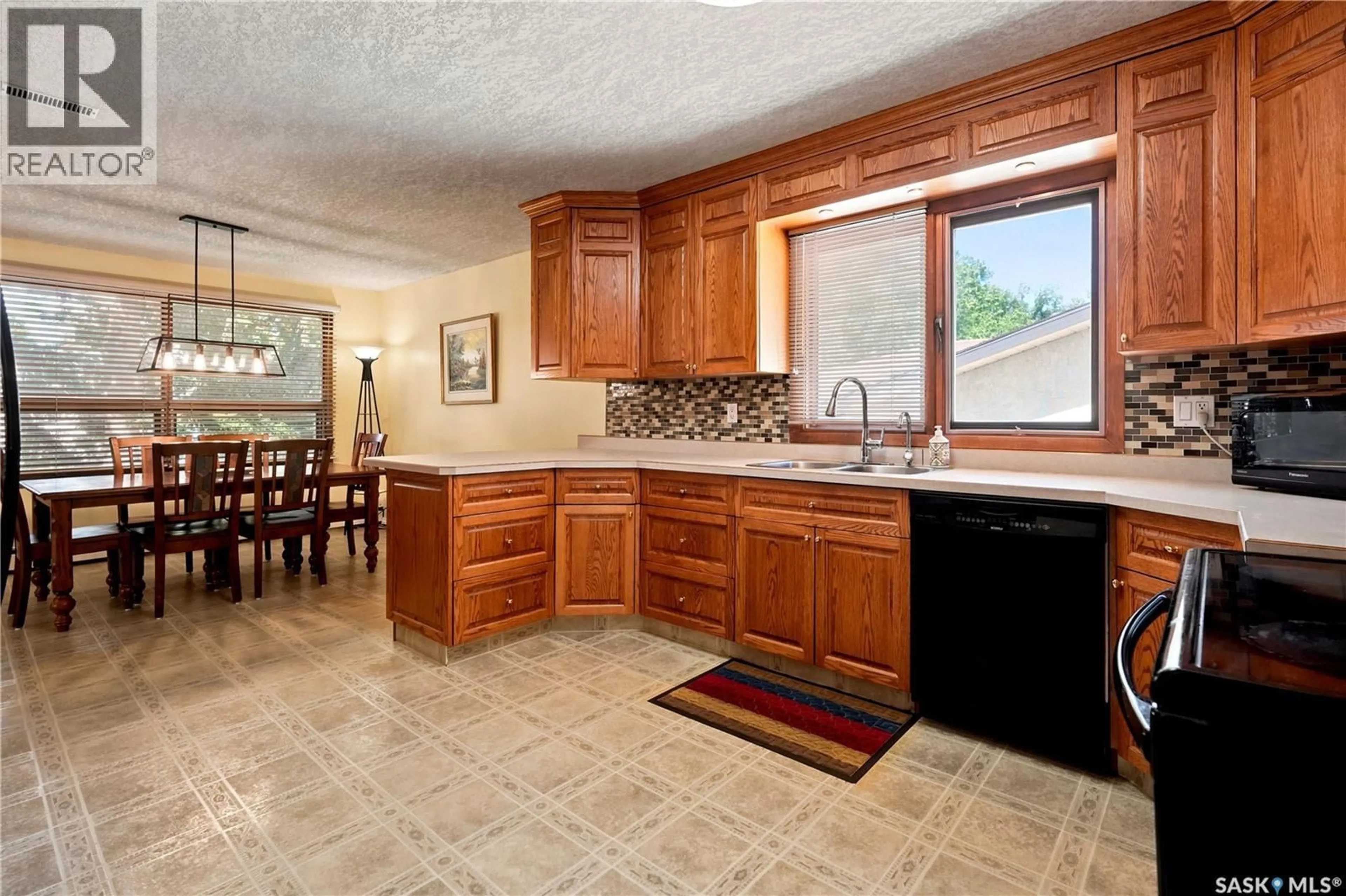 Standard kitchen, ceramic/tile floor for 91 GREEN MEADOW ROAD, Regina Saskatchewan S4V0A7