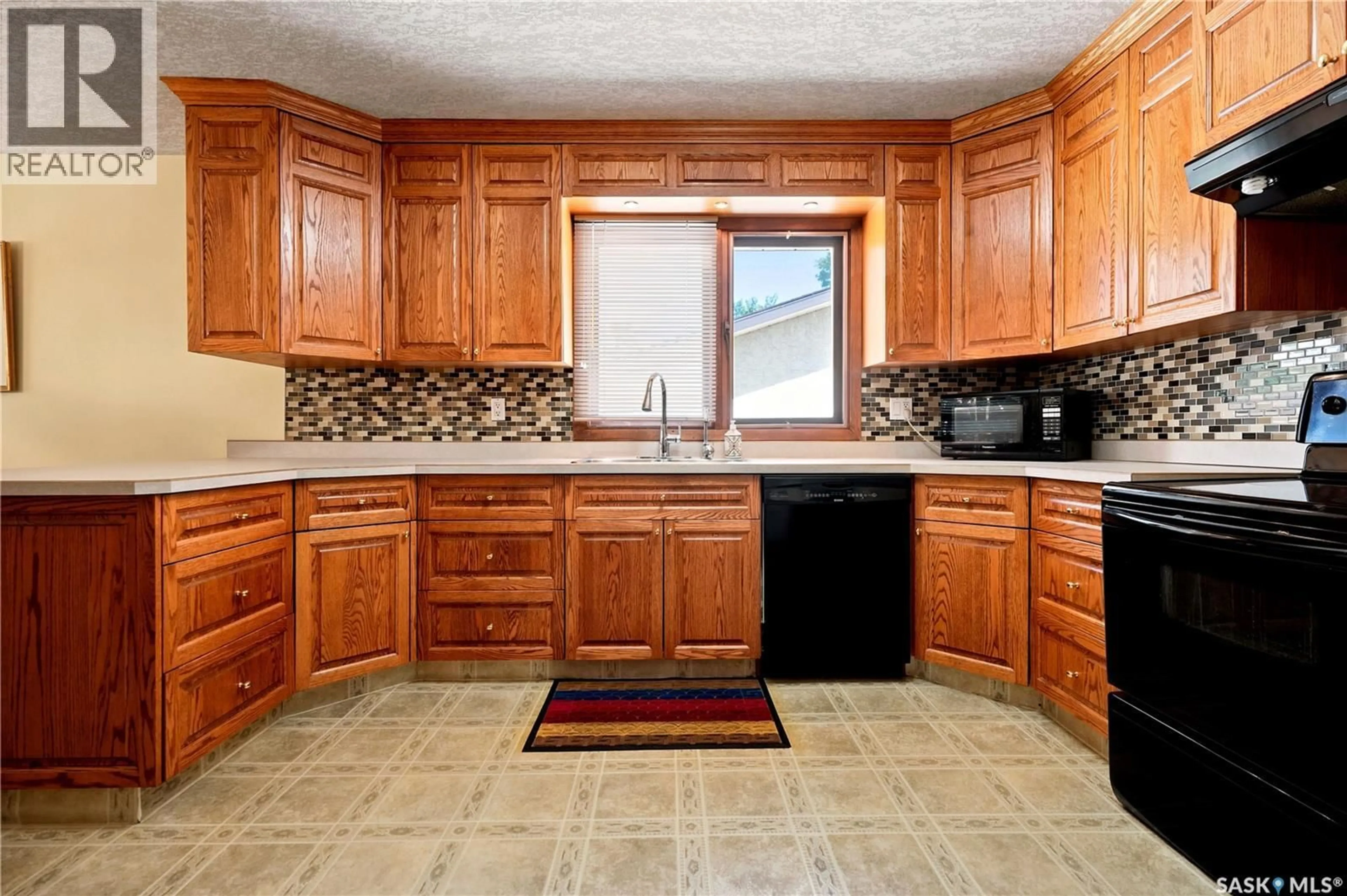 Standard kitchen, ceramic/tile floor for 91 GREEN MEADOW ROAD, Regina Saskatchewan S4V0A7