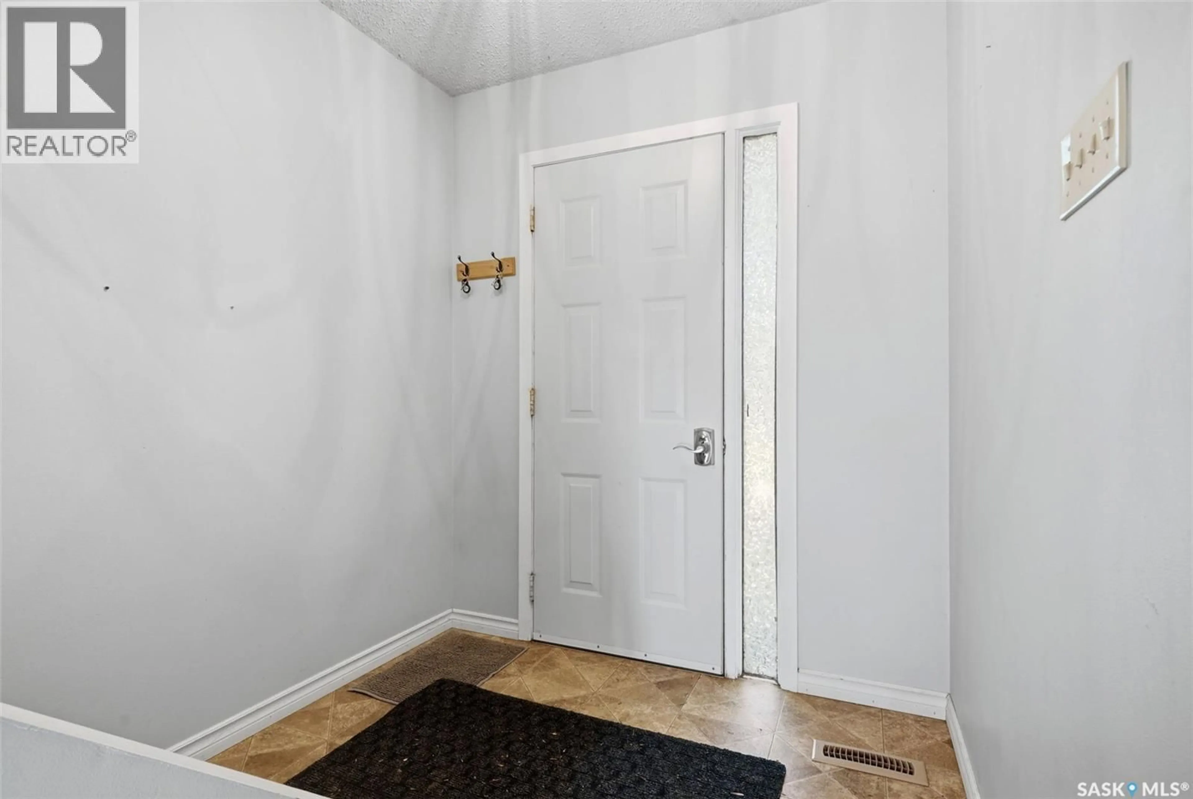 Indoor entryway for 98 OAKVIEW DRIVE, Regina Saskatchewan S4R0E4