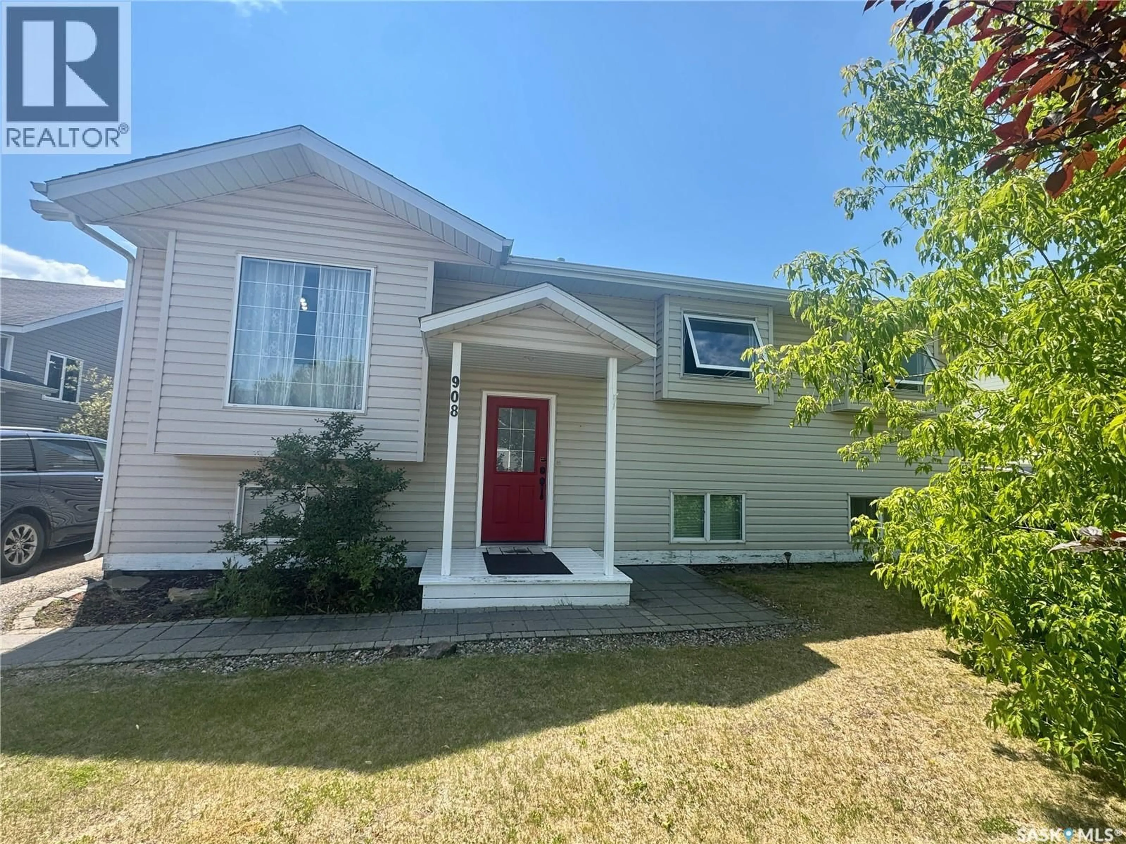 Home with vinyl exterior material, street for 908 THOMPSON CRESCENT, La Ronge Saskatchewan S0J1L0