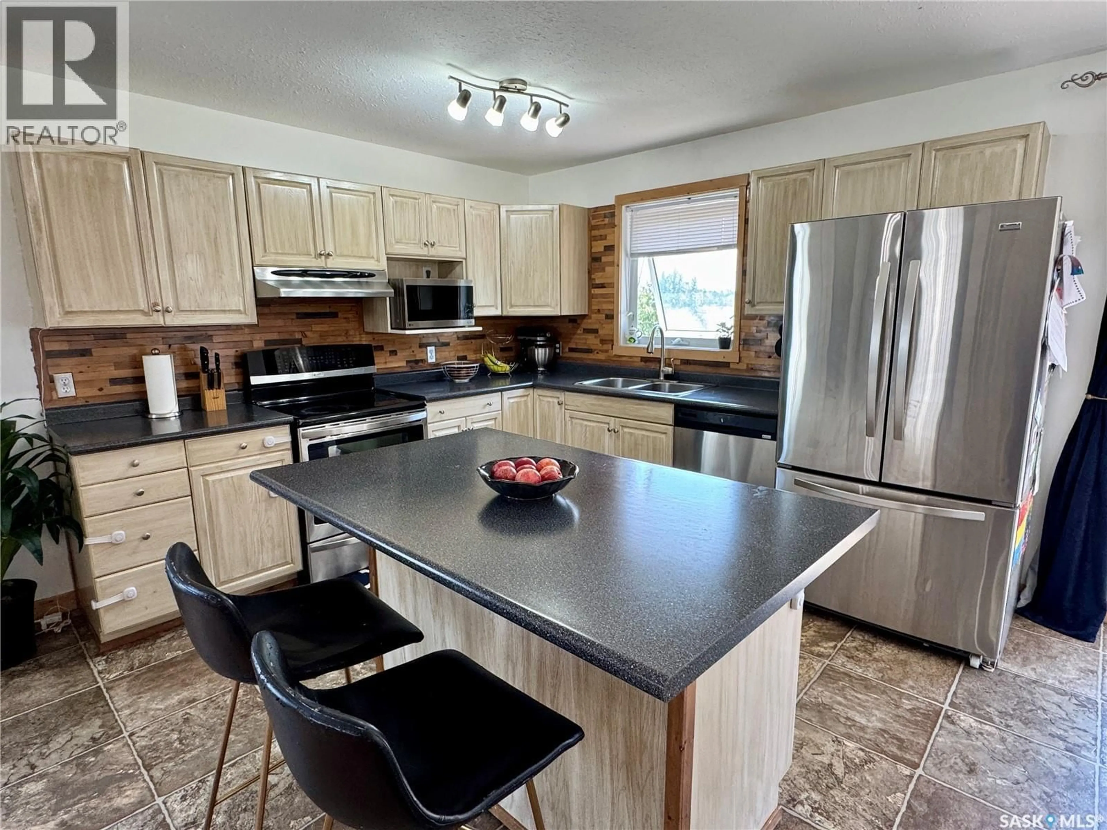Open concept kitchen, unknown for 908 THOMPSON CRESCENT, La Ronge Saskatchewan S0J1L0