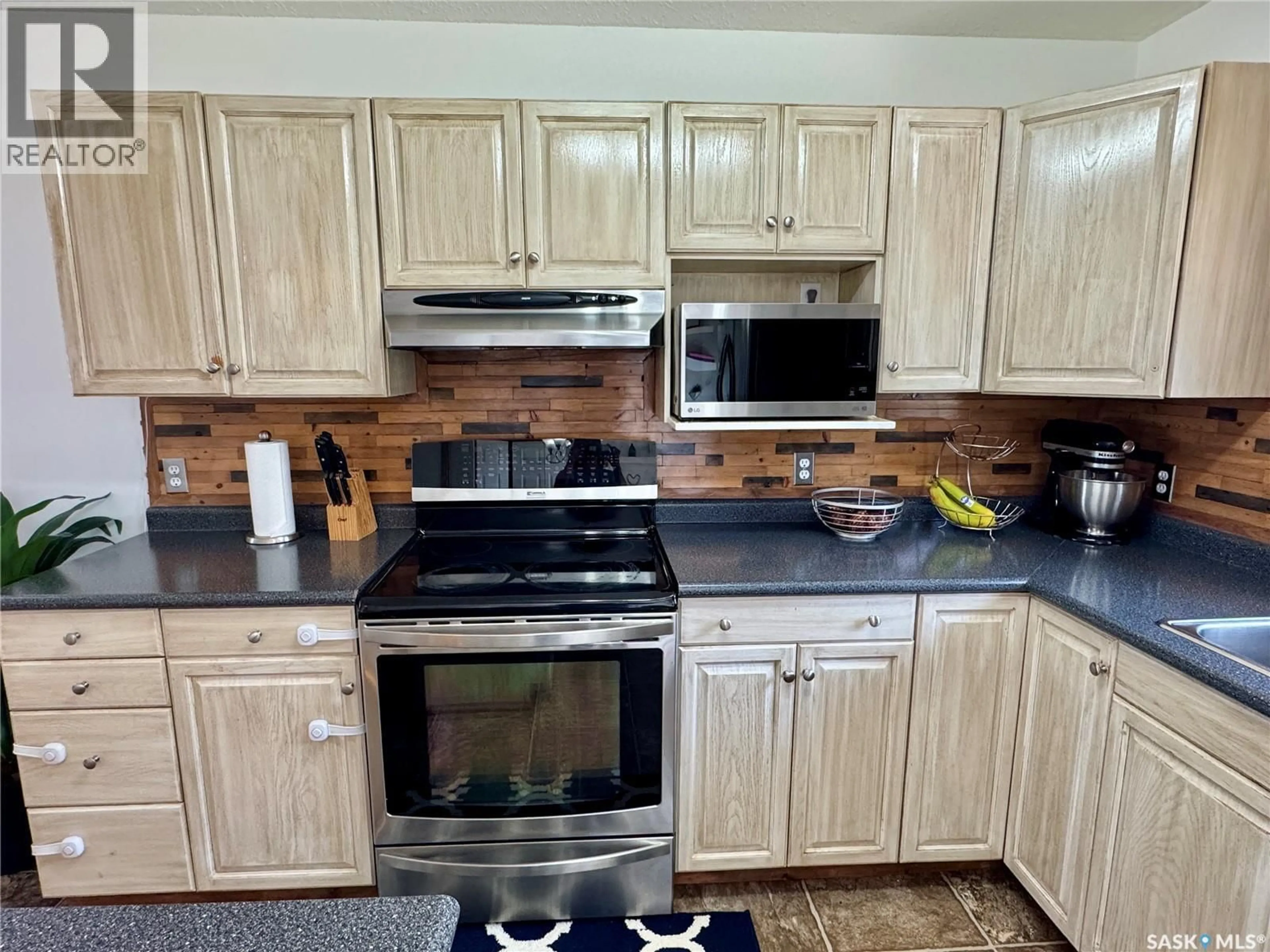 Standard kitchen, unknown for 908 THOMPSON CRESCENT, La Ronge Saskatchewan S0J1L0