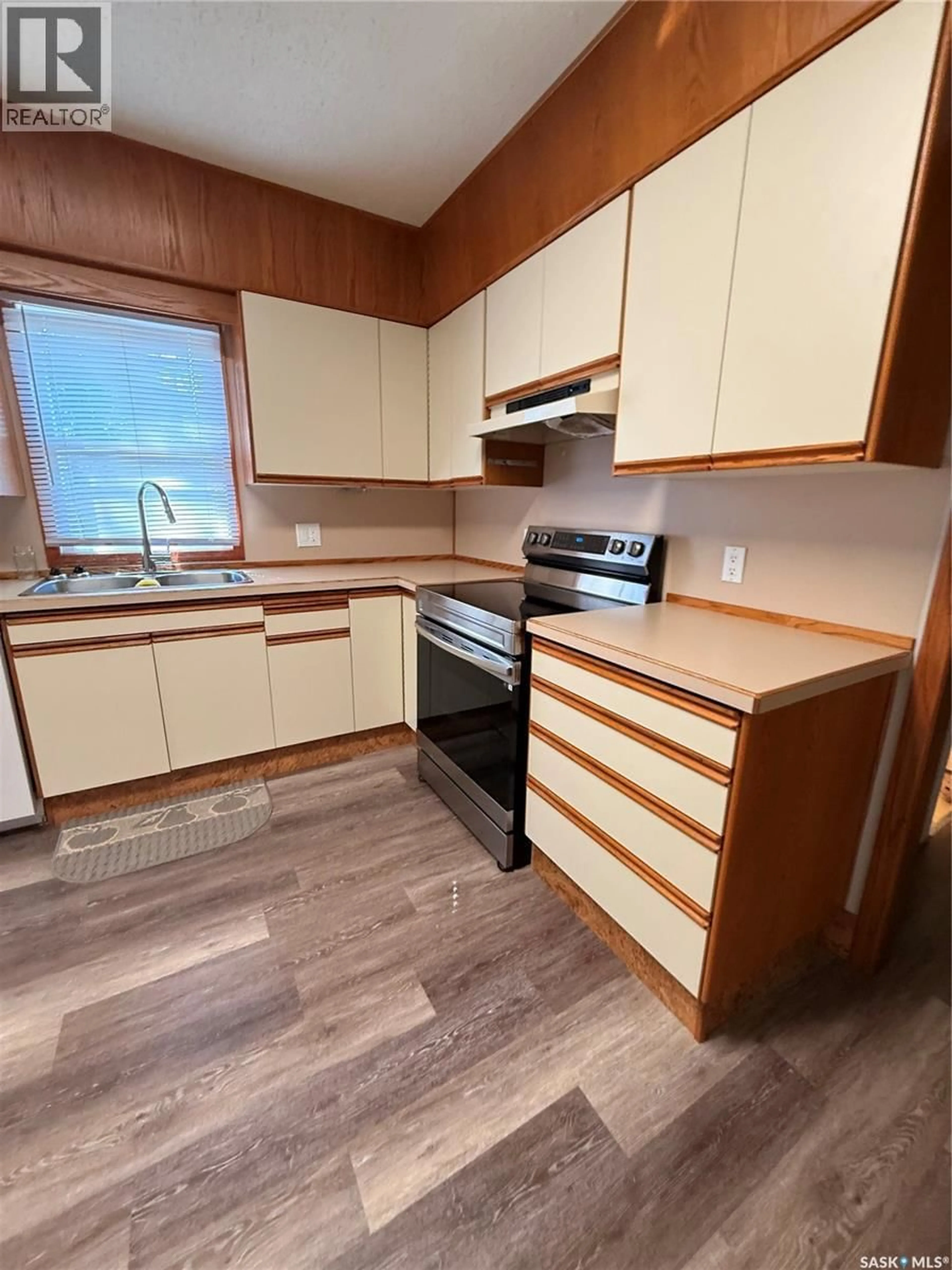 Standard kitchen, wood/laminate floor for 430 3RD STREET, Shaunavon Saskatchewan S0N2M0