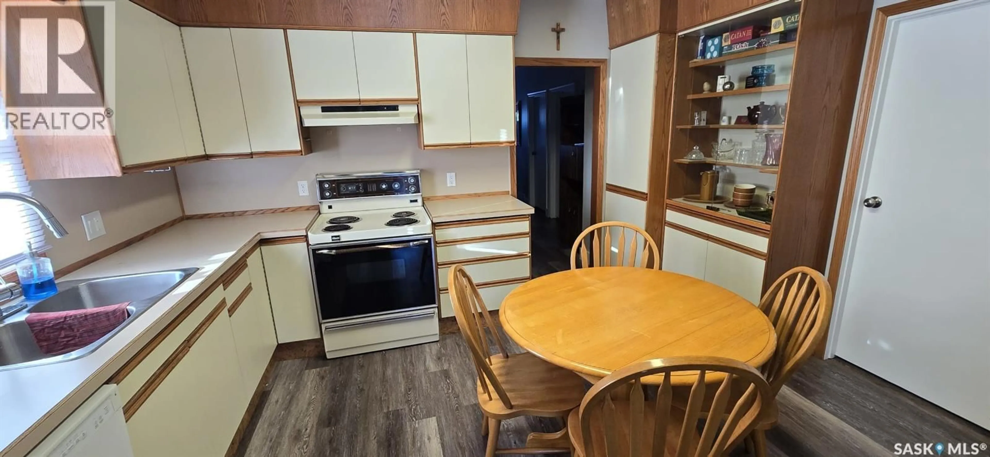 Standard kitchen, wood/laminate floor for 430 3RD STREET, Shaunavon Saskatchewan S0N2M0