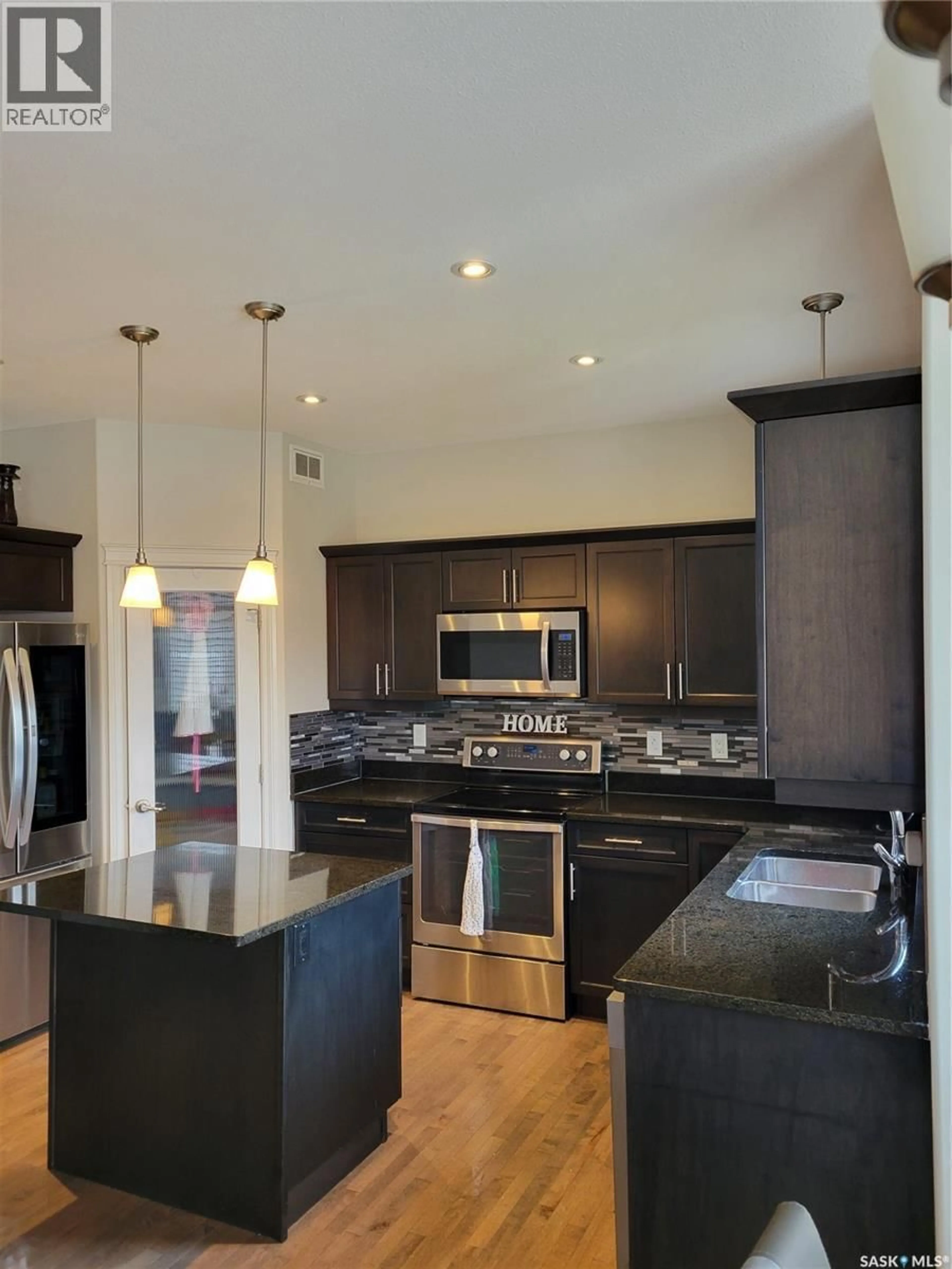 Contemporary kitchen, unknown for 718 PATRICK BAY, Saskatoon Saskatchewan S7W0G3
