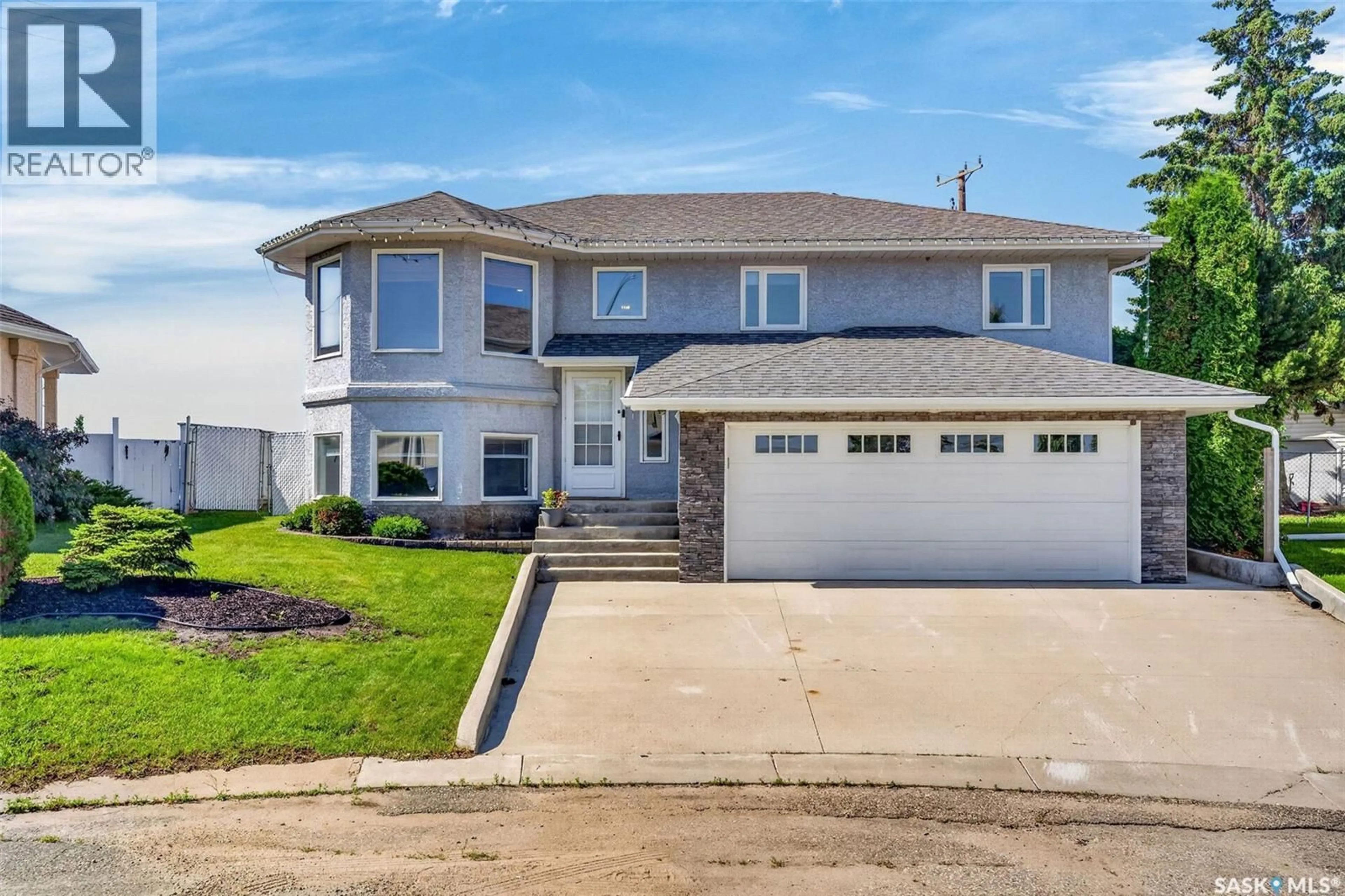 Home with vinyl exterior material, street for 531 MAHON DRIVE, Prince Albert Saskatchewan S6V7Z8