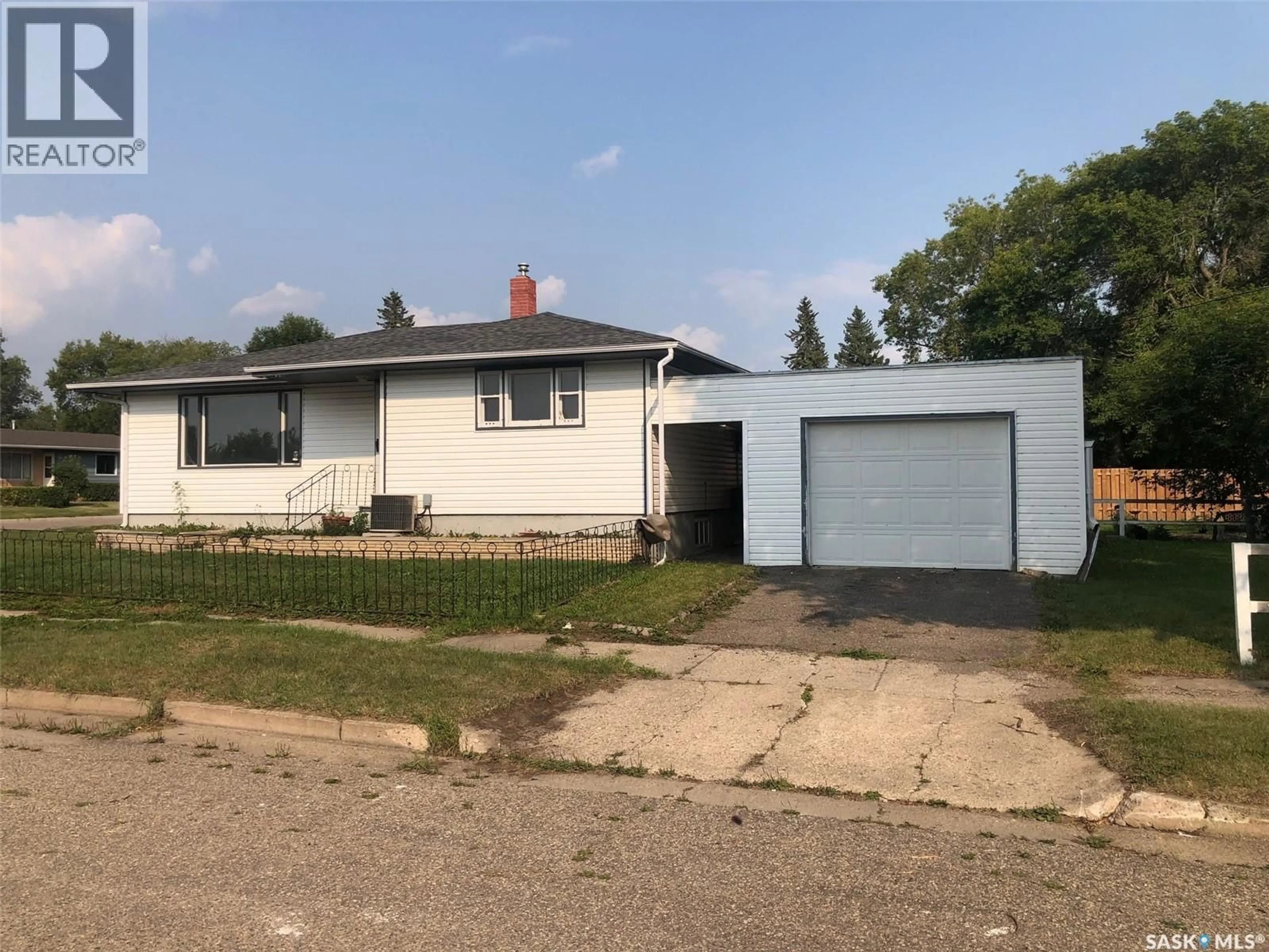 A pic from outside/outdoor area/front of a property/back of a property/a pic from drone, street for E - 303 FOURTH AVENUE, Canora Saskatchewan S0A0L0