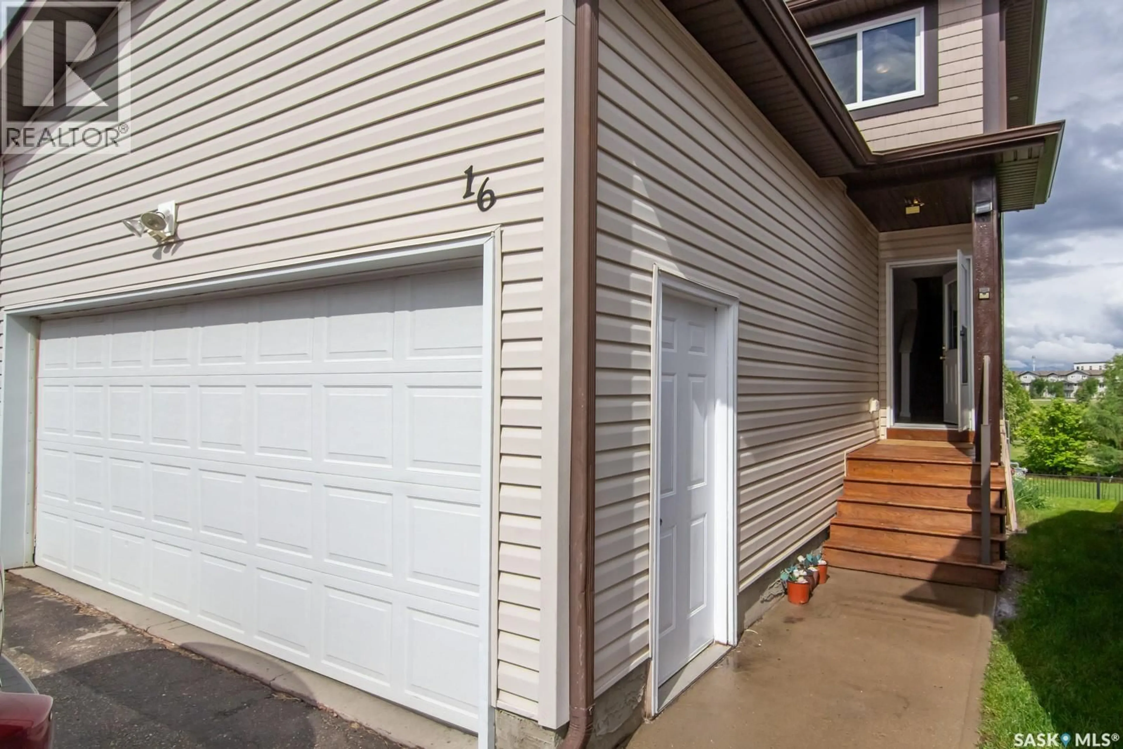 Indoor garage for 202 - 16 MCKAGUE CRESCENT, Saskatoon Saskatchewan S7R0L8
