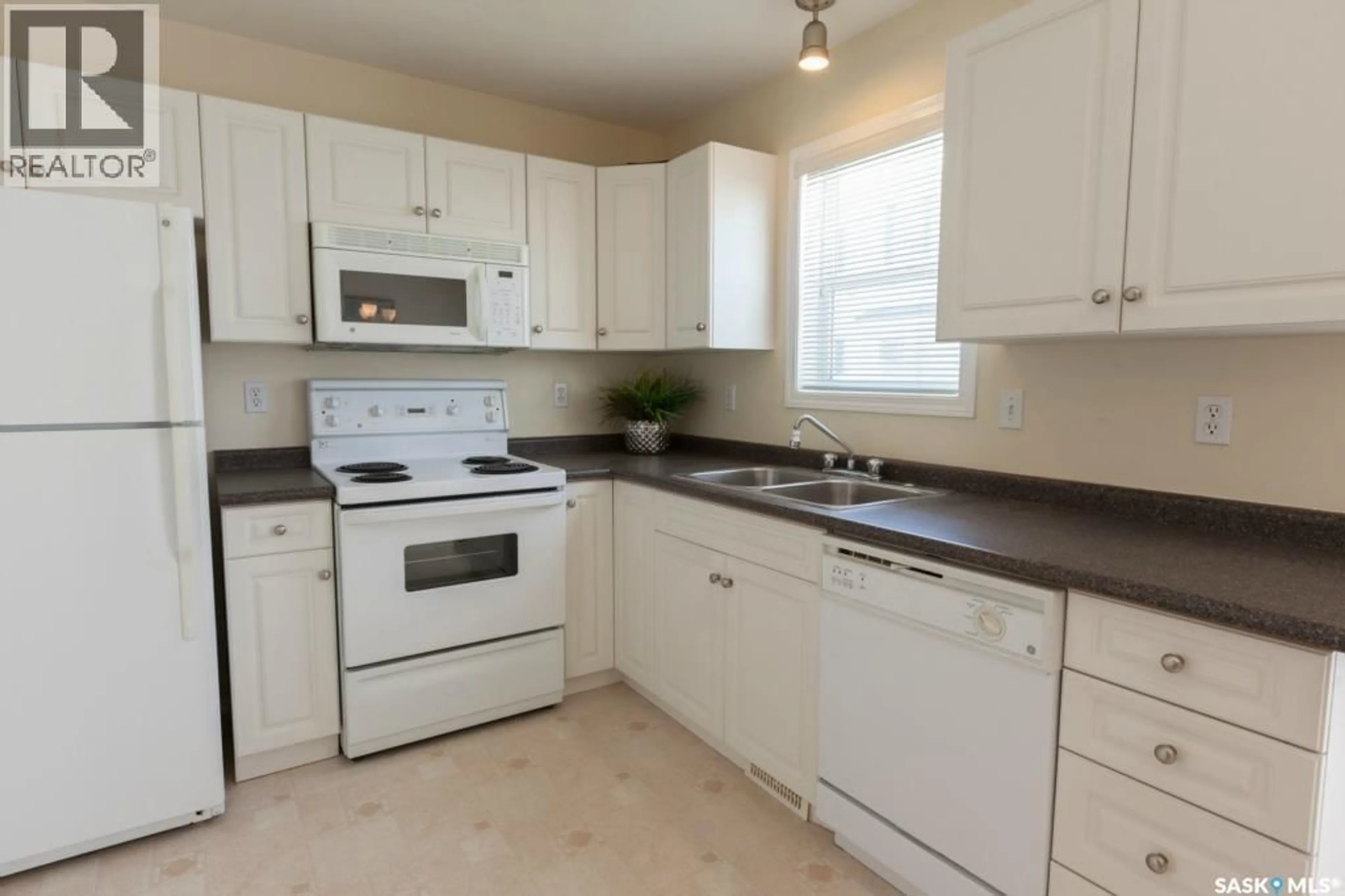 Standard kitchen, unknown for 50 203 HEROLD TERRACE, Saskatoon Saskatchewan S7V1H8