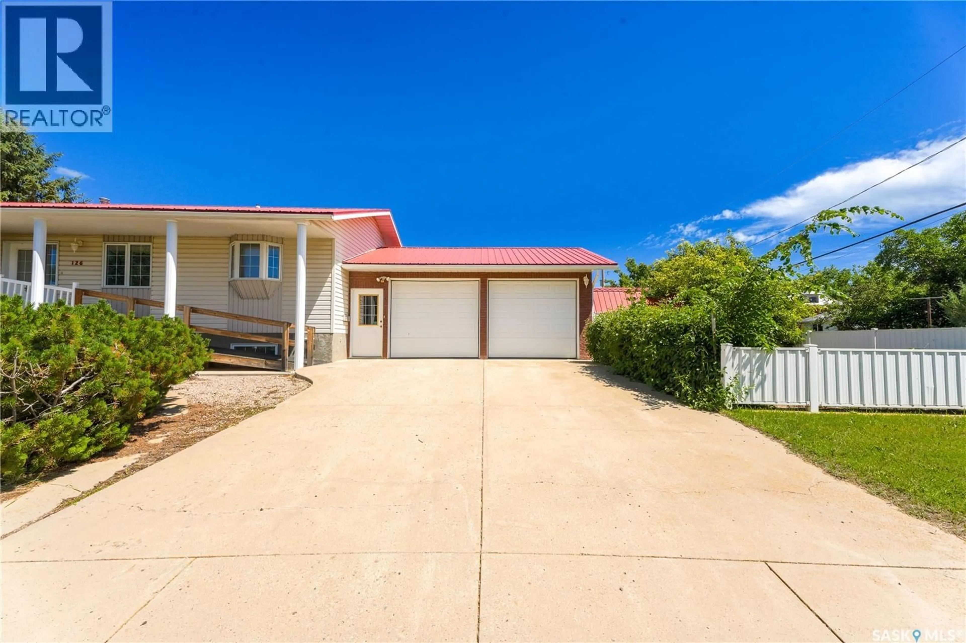 A pic from outside/outdoor area/front of a property/back of a property/a pic from drone, street for 126 5TH AVENUE, Gravelbourg Saskatchewan S0H1X0