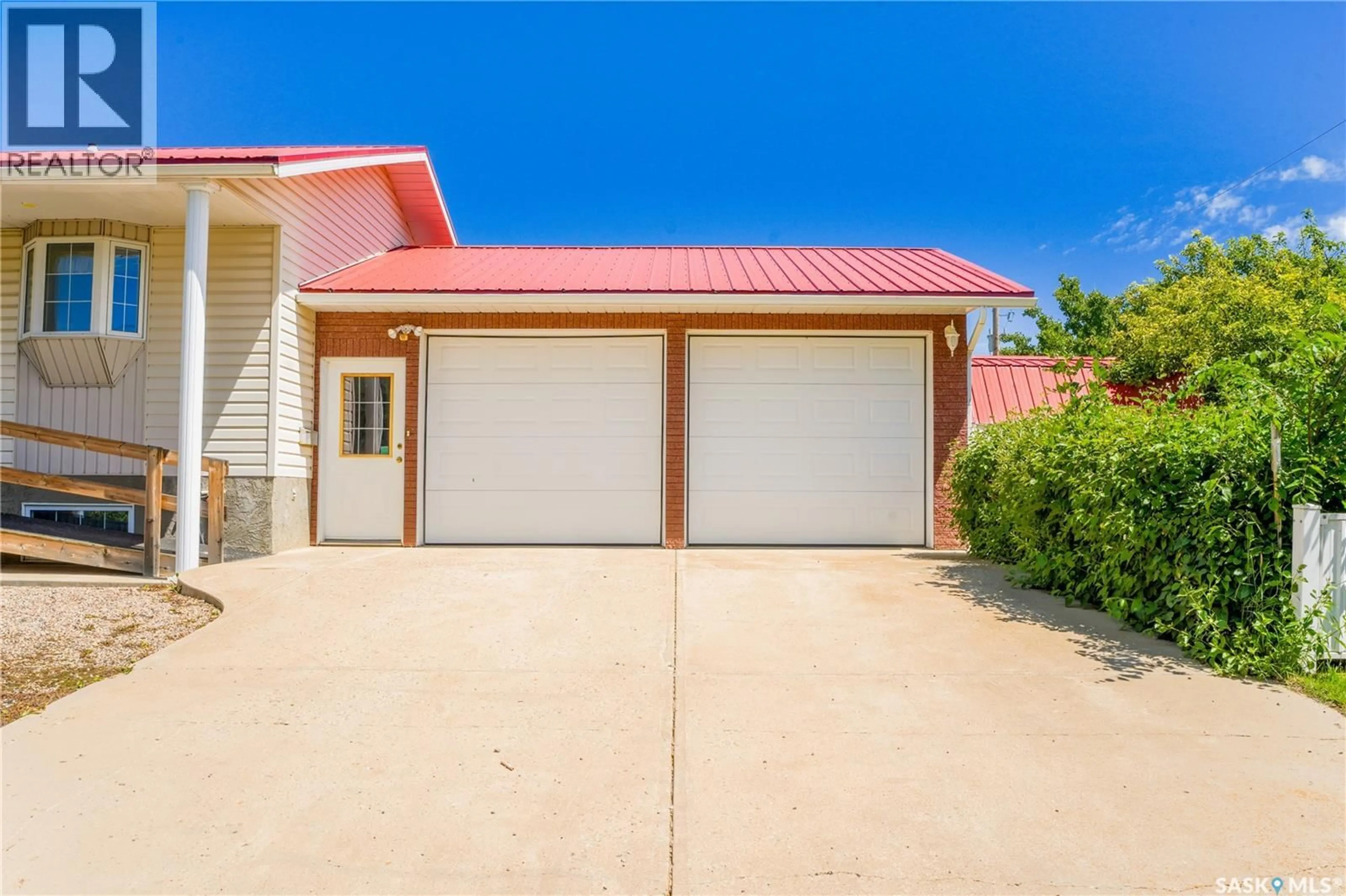 Indoor garage for 126 5TH AVENUE, Gravelbourg Saskatchewan S0H1X0