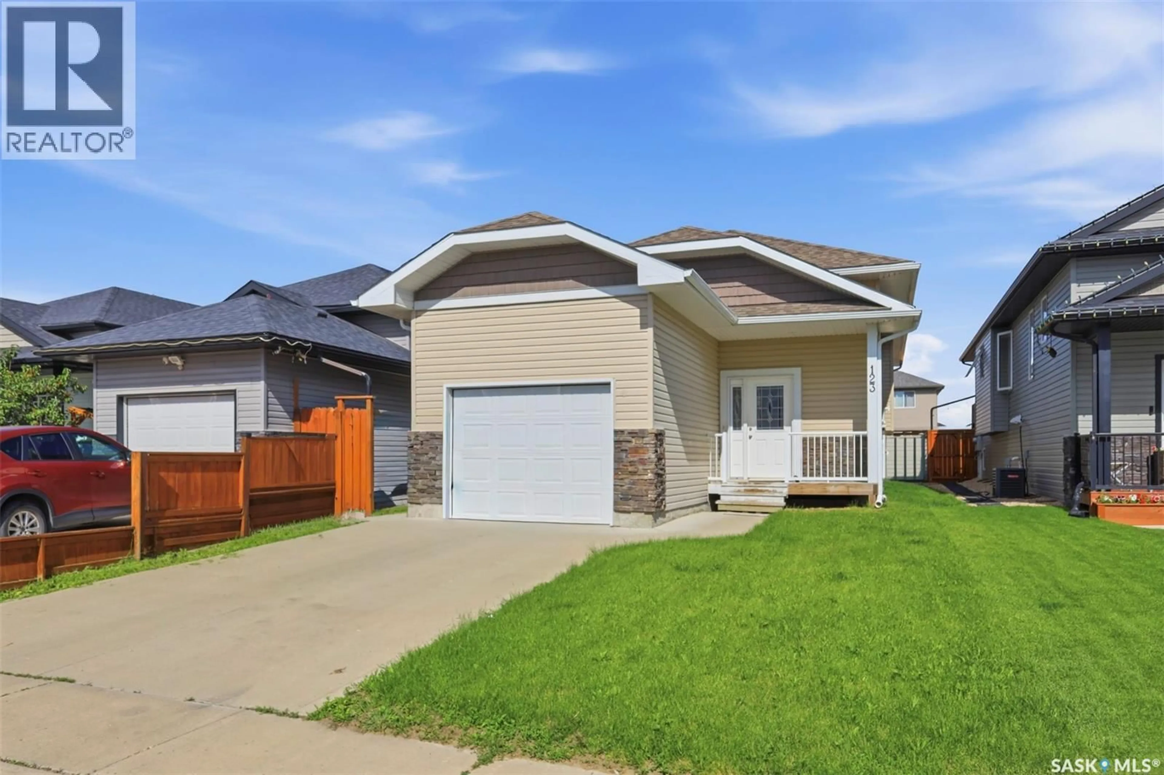Home with vinyl exterior material, street for 123 HENICK CRESCENT, Saskatoon Saskatchewan S7R0J9
