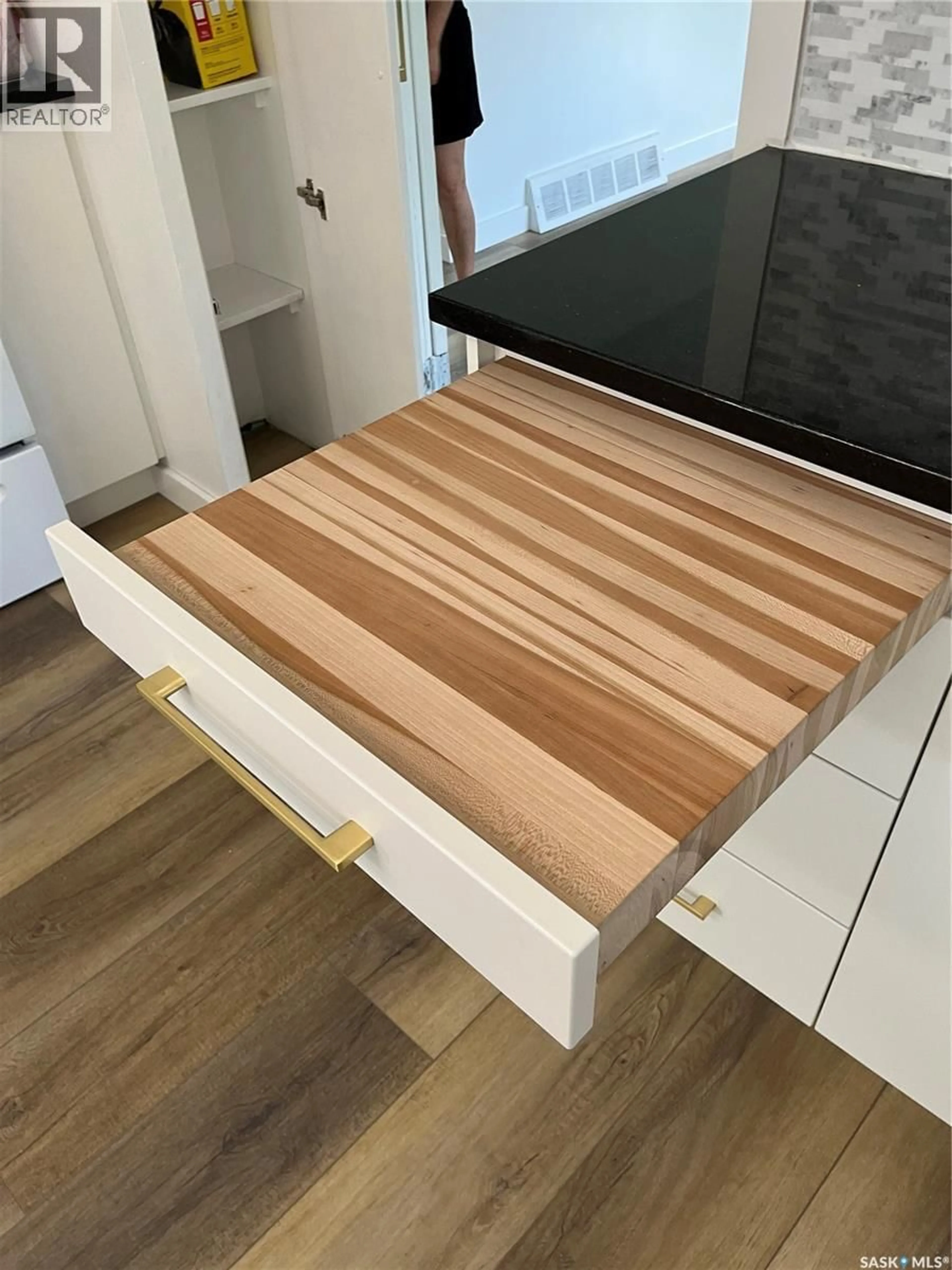 Contemporary kitchen, wood/laminate floor for 925 O AVENUE, Saskatoon Saskatchewan S7M2S8
