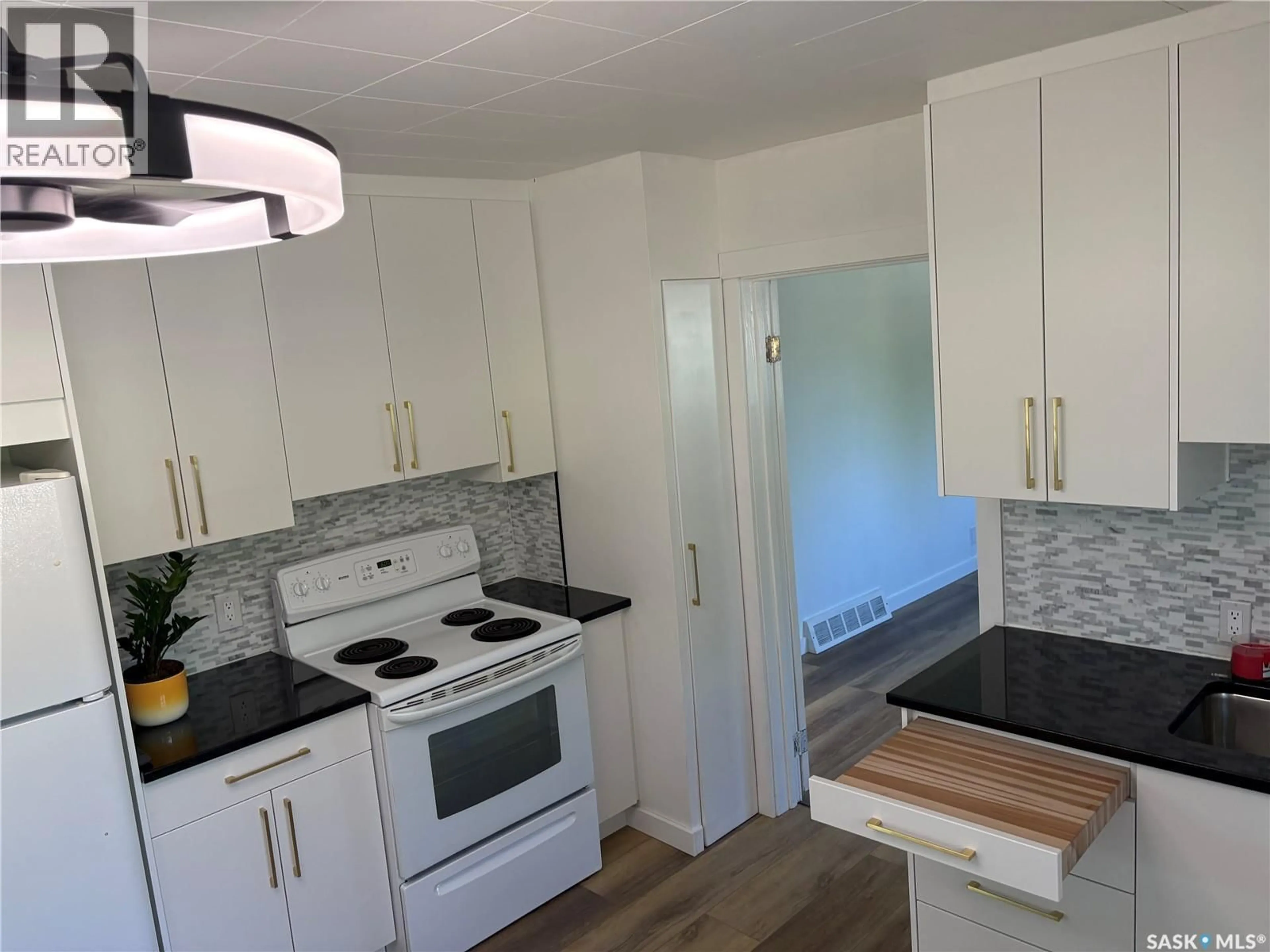 Standard kitchen, wood/laminate floor for 925 O AVENUE, Saskatoon Saskatchewan S7M2S8