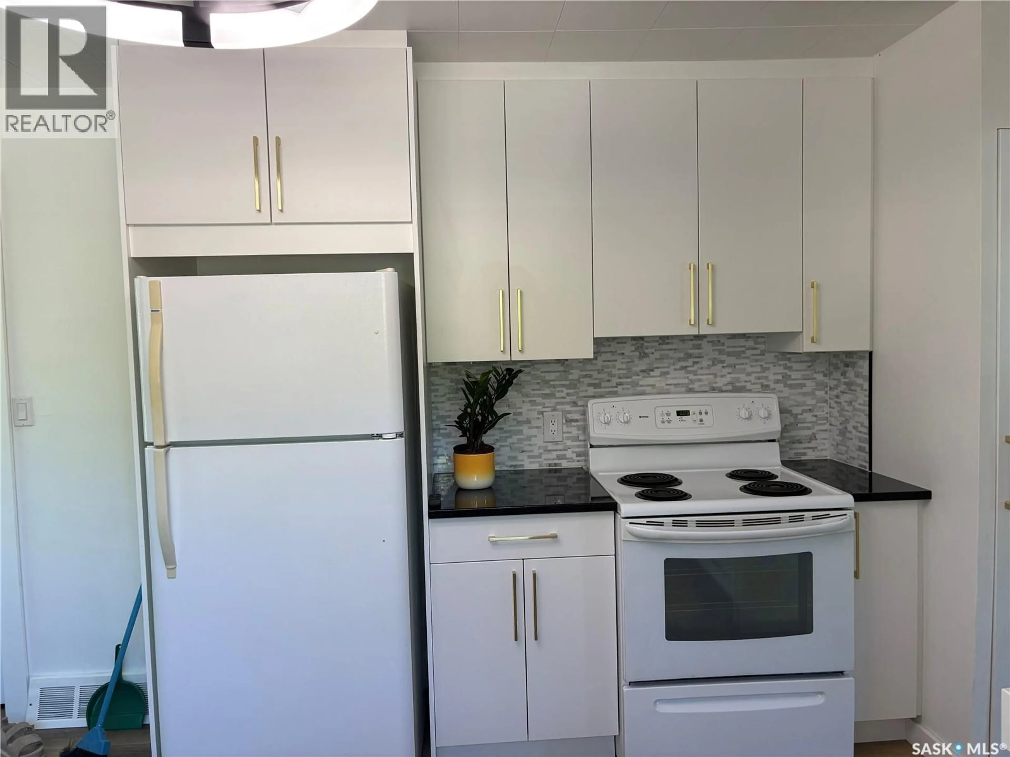 Standard kitchen, unknown for 925 O AVENUE, Saskatoon Saskatchewan S7M2S8