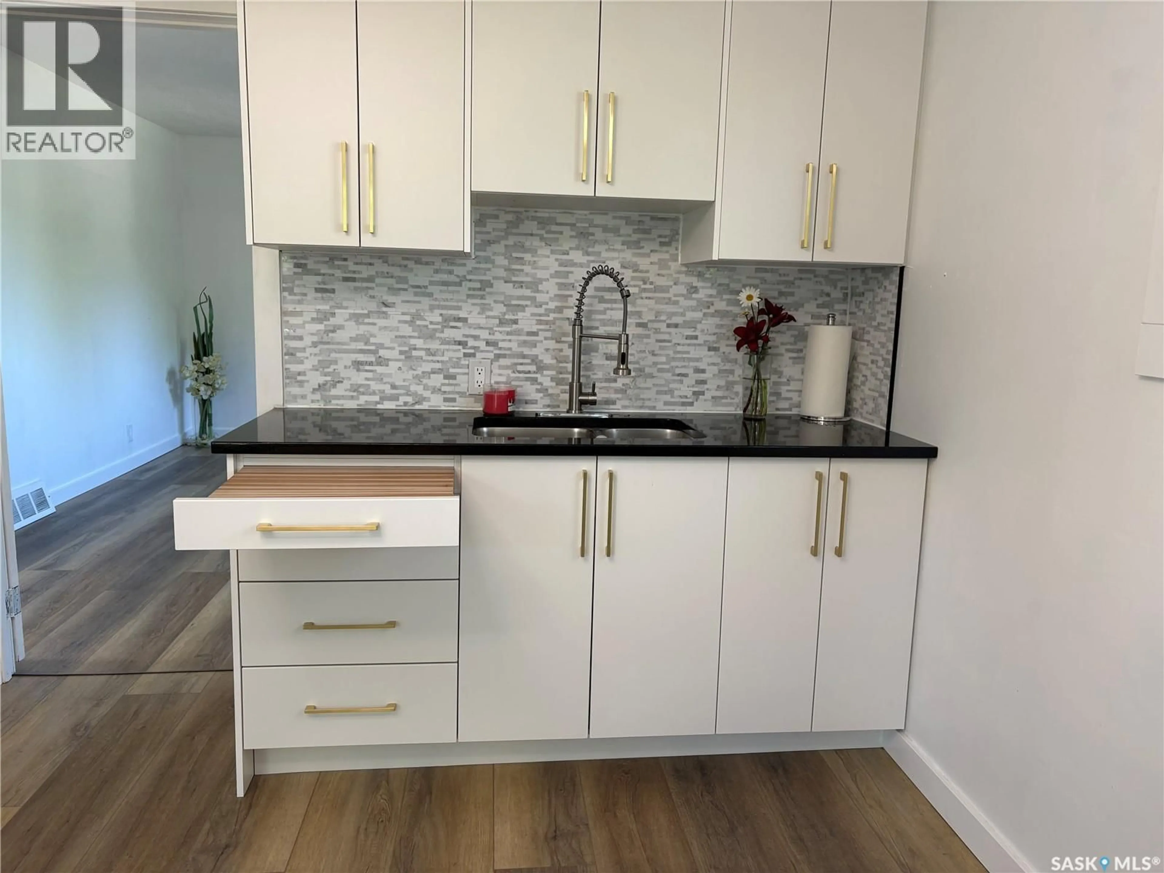Standard kitchen, wood/laminate floor for 925 O AVENUE, Saskatoon Saskatchewan S7M2S8