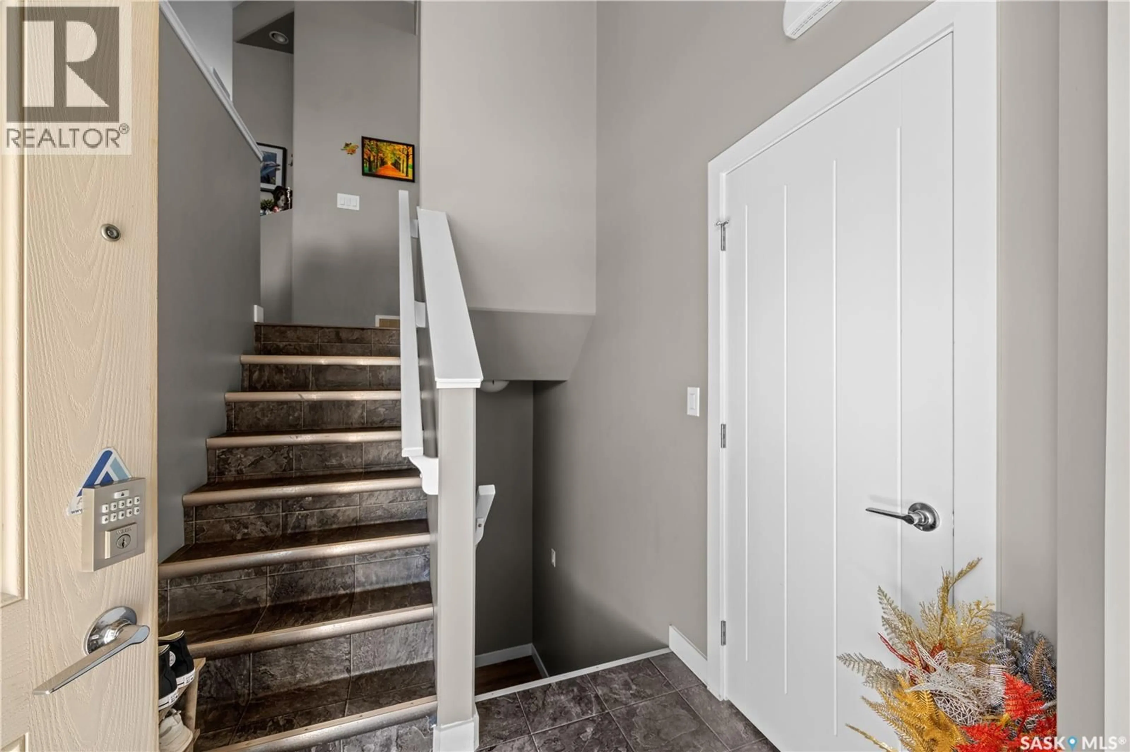 Indoor foyer for 114 PICHLER CRESCENT, Saskatoon Saskatchewan S7V0G5