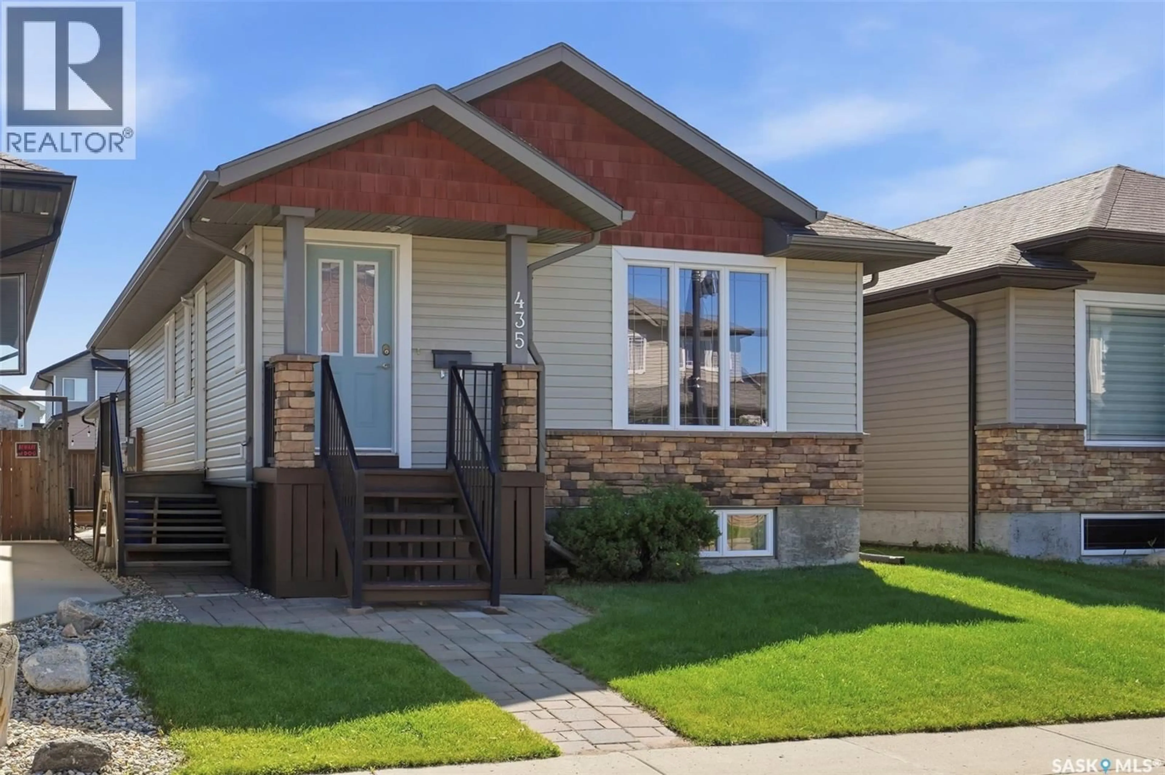 Home with vinyl exterior material, street for 435 COAD MANOR, Saskatoon Saskatchewan S7R0C6