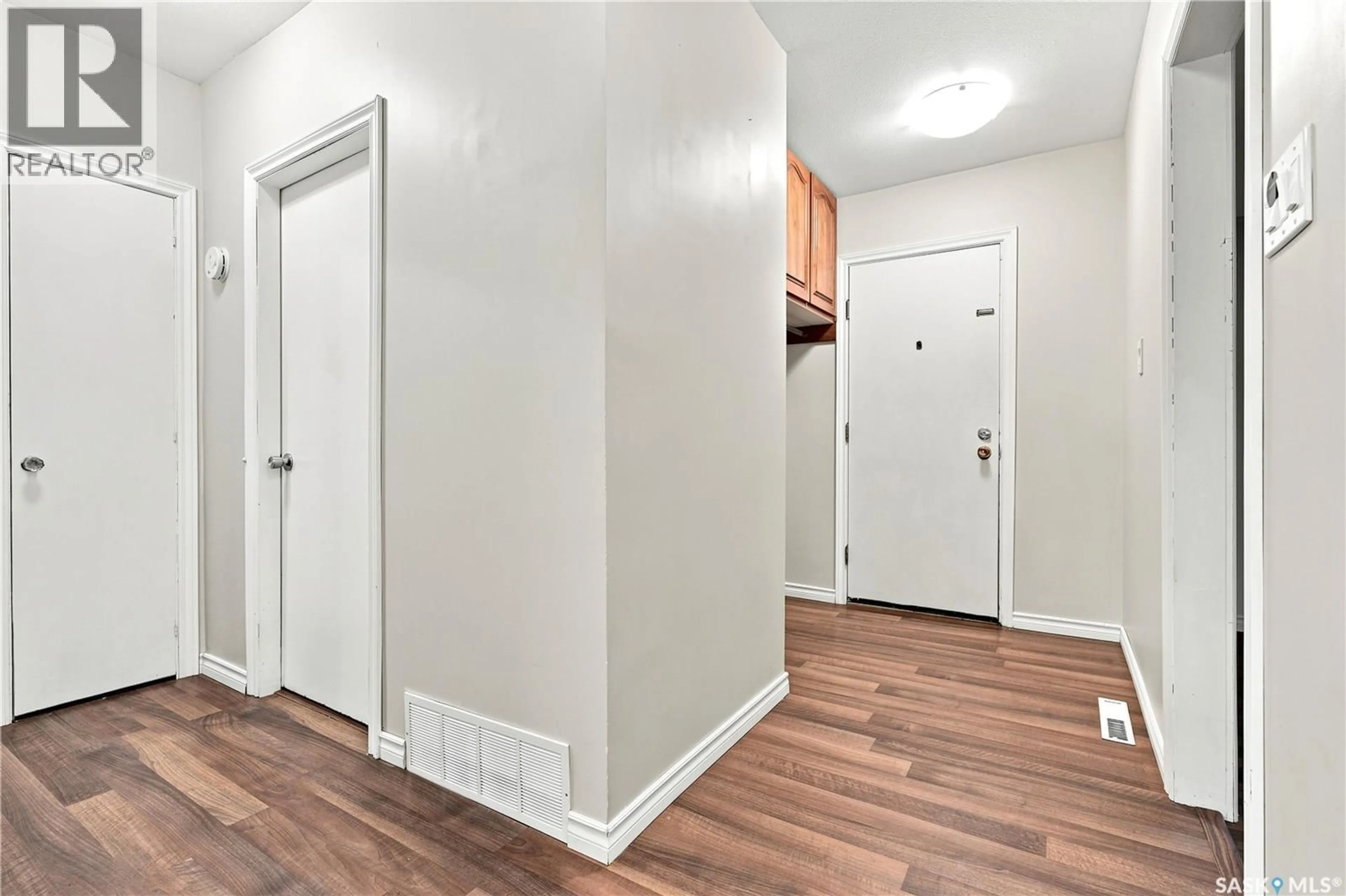 Indoor entryway for 2118 CLARENCE AVENUE, Saskatoon Saskatchewan S7J1L5