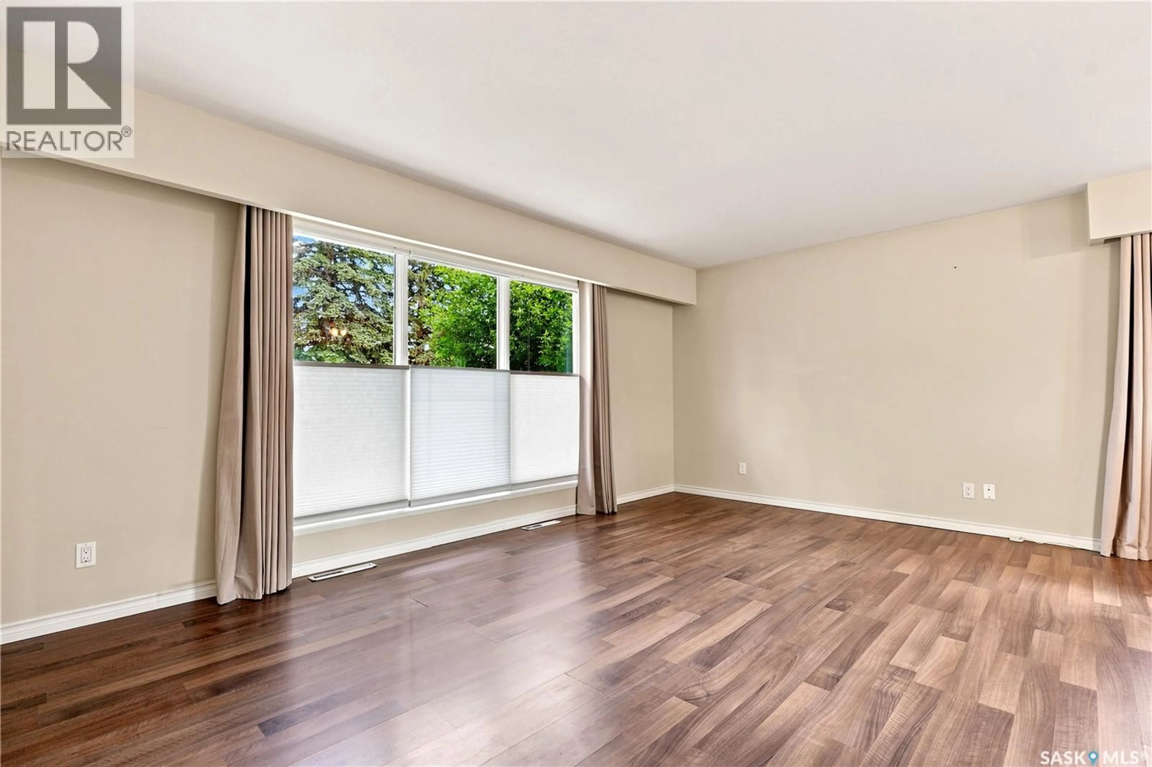 A pic of a room for 2118 CLARENCE AVENUE, Saskatoon Saskatchewan S7J1L5