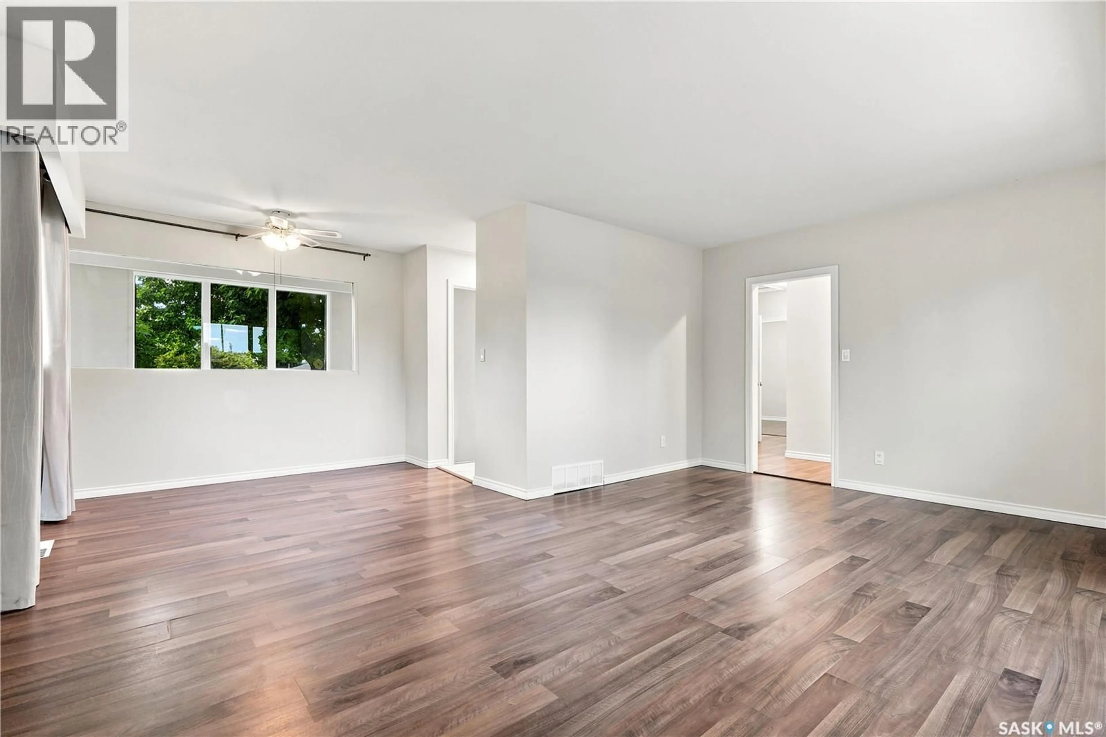 A pic of a room for 2118 CLARENCE AVENUE, Saskatoon Saskatchewan S7J1L5