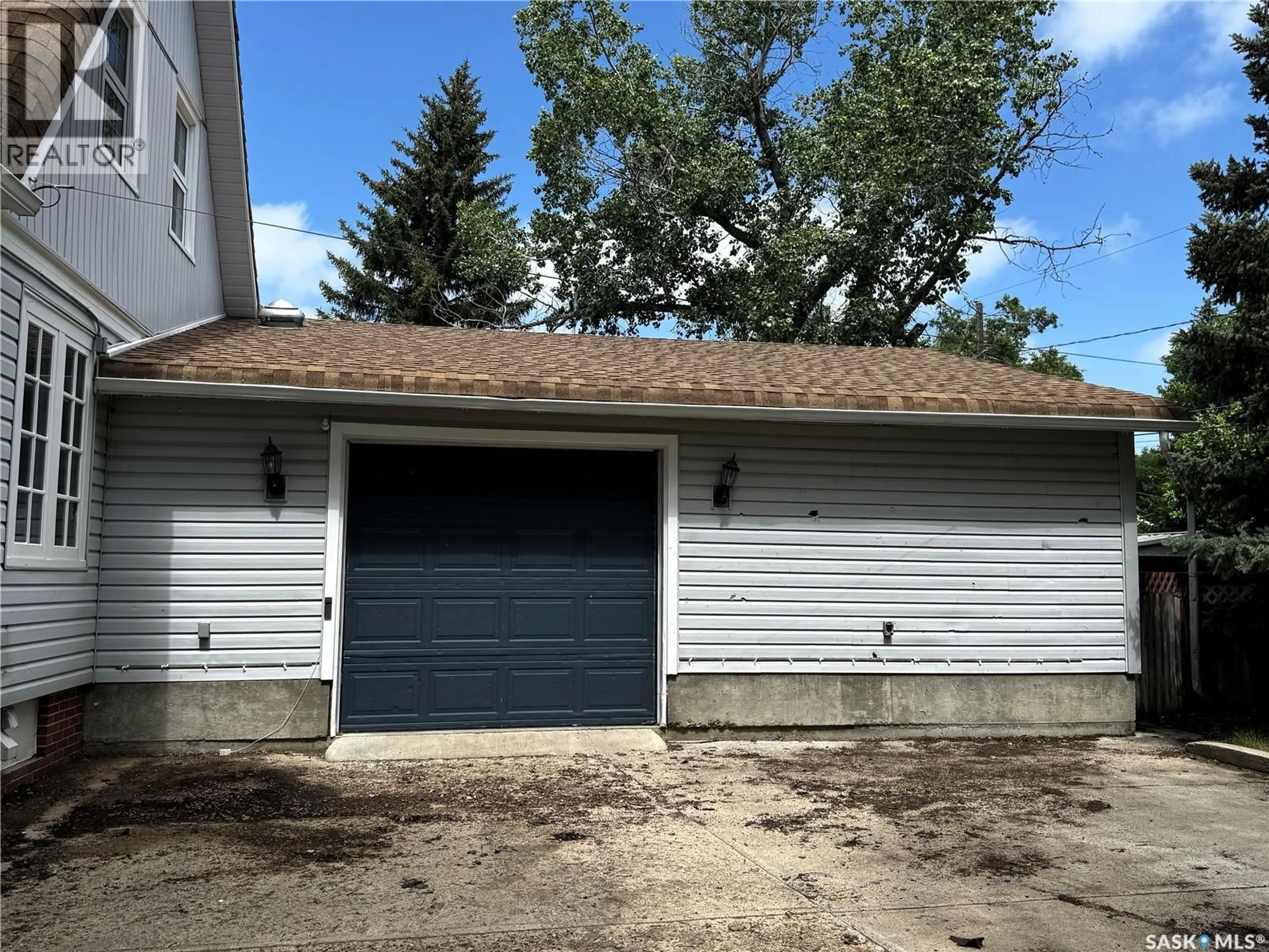 Indoor garage for 215 7TH AVENUE, Shaunavon Saskatchewan S0N2M0