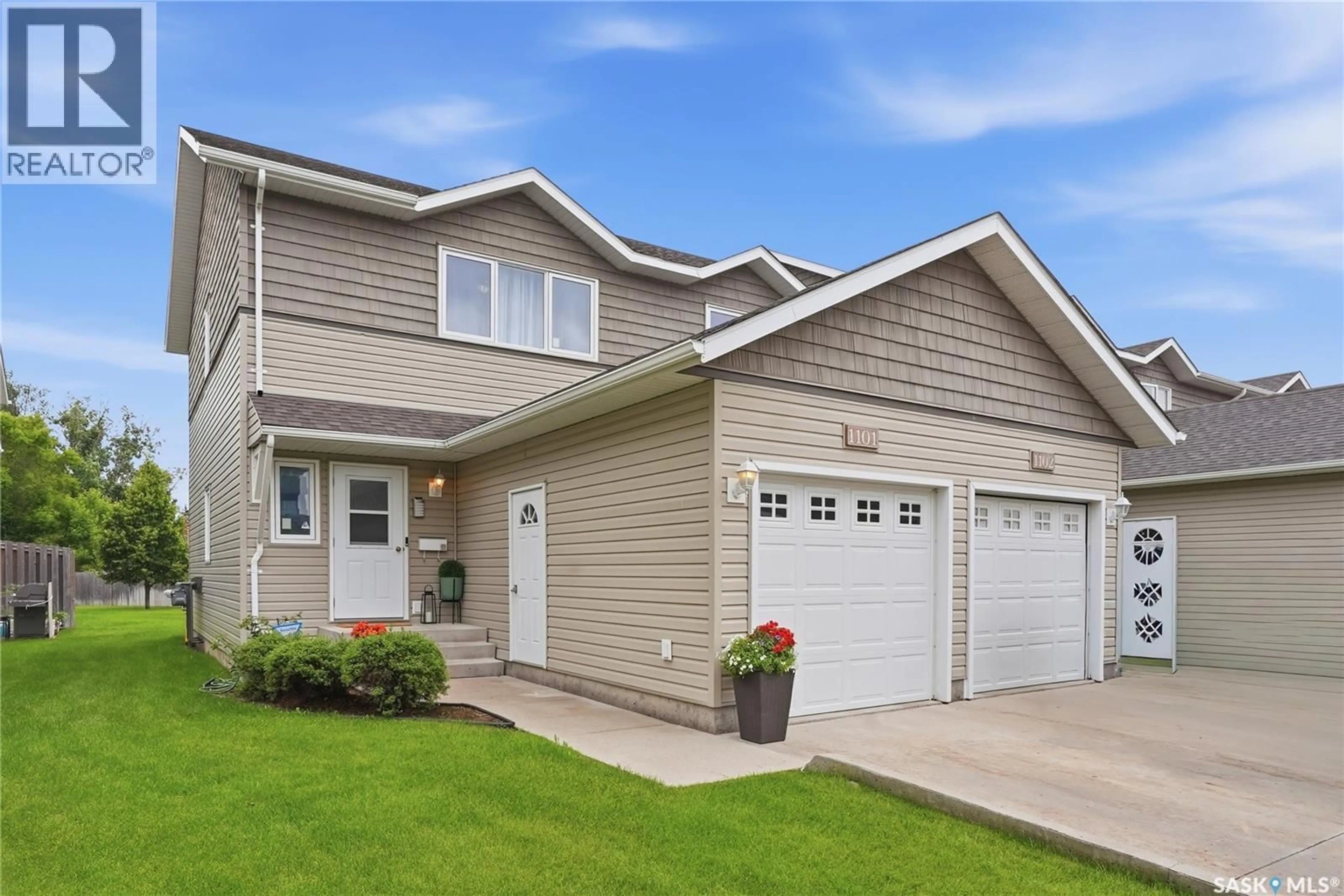 Home with vinyl exterior material, street for 1101 715 HART ROAD, Saskatoon Saskatchewan S7M3Y9