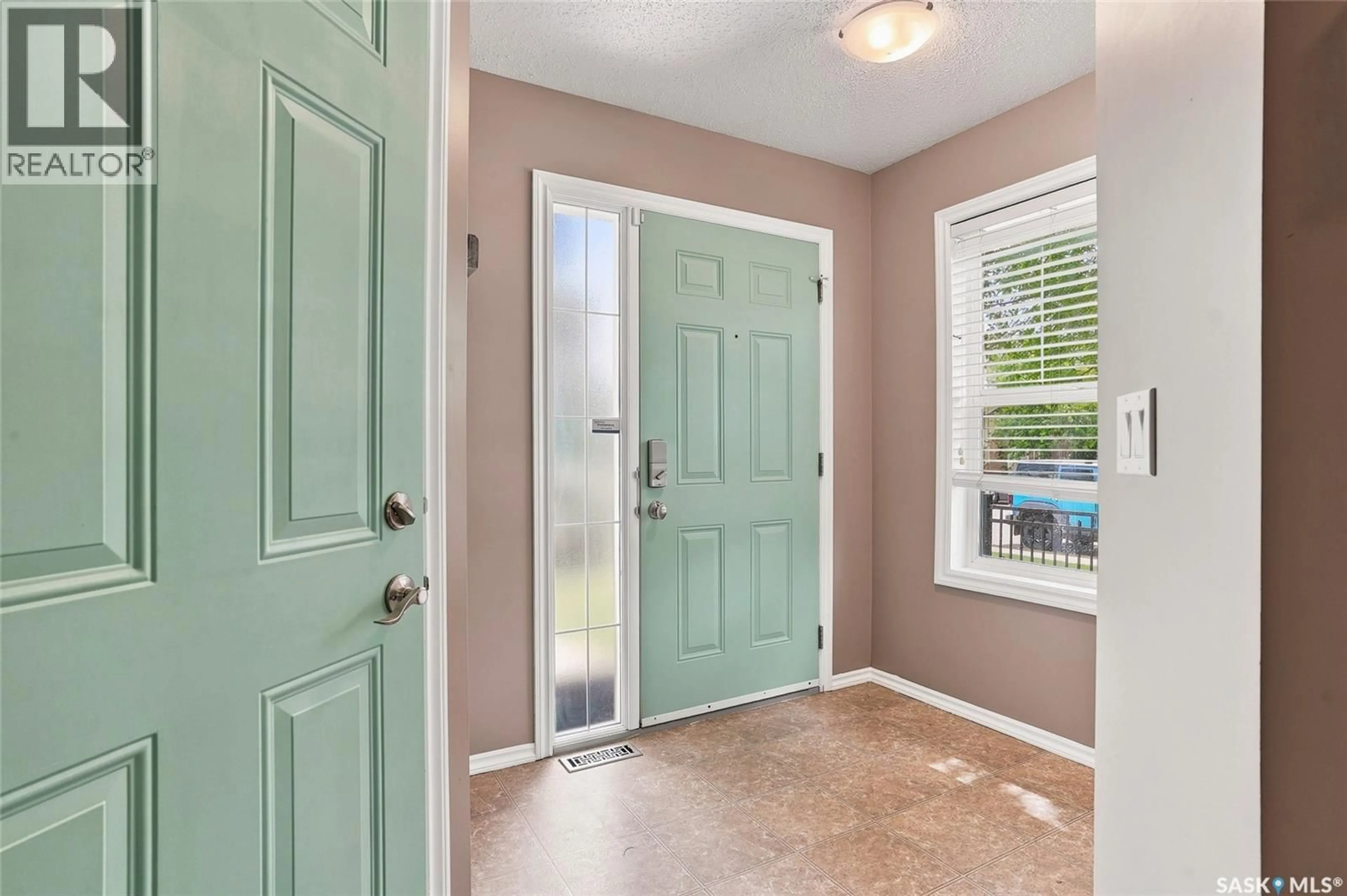 Indoor entryway for 105 - 201 LYND CRESCENT, Saskatoon Saskatchewan S7T0C3