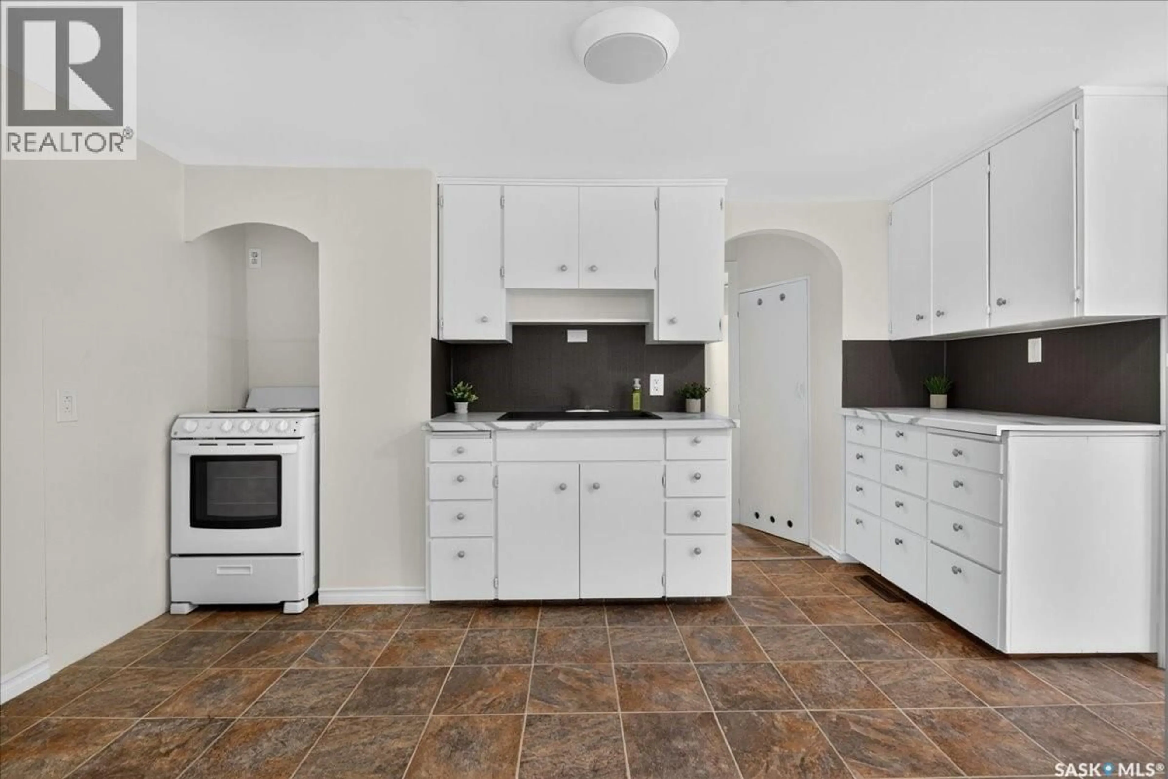 Standard kitchen, ceramic/tile floor for 276 HALIFAX STREET, Regina Saskatchewan S4R1S8