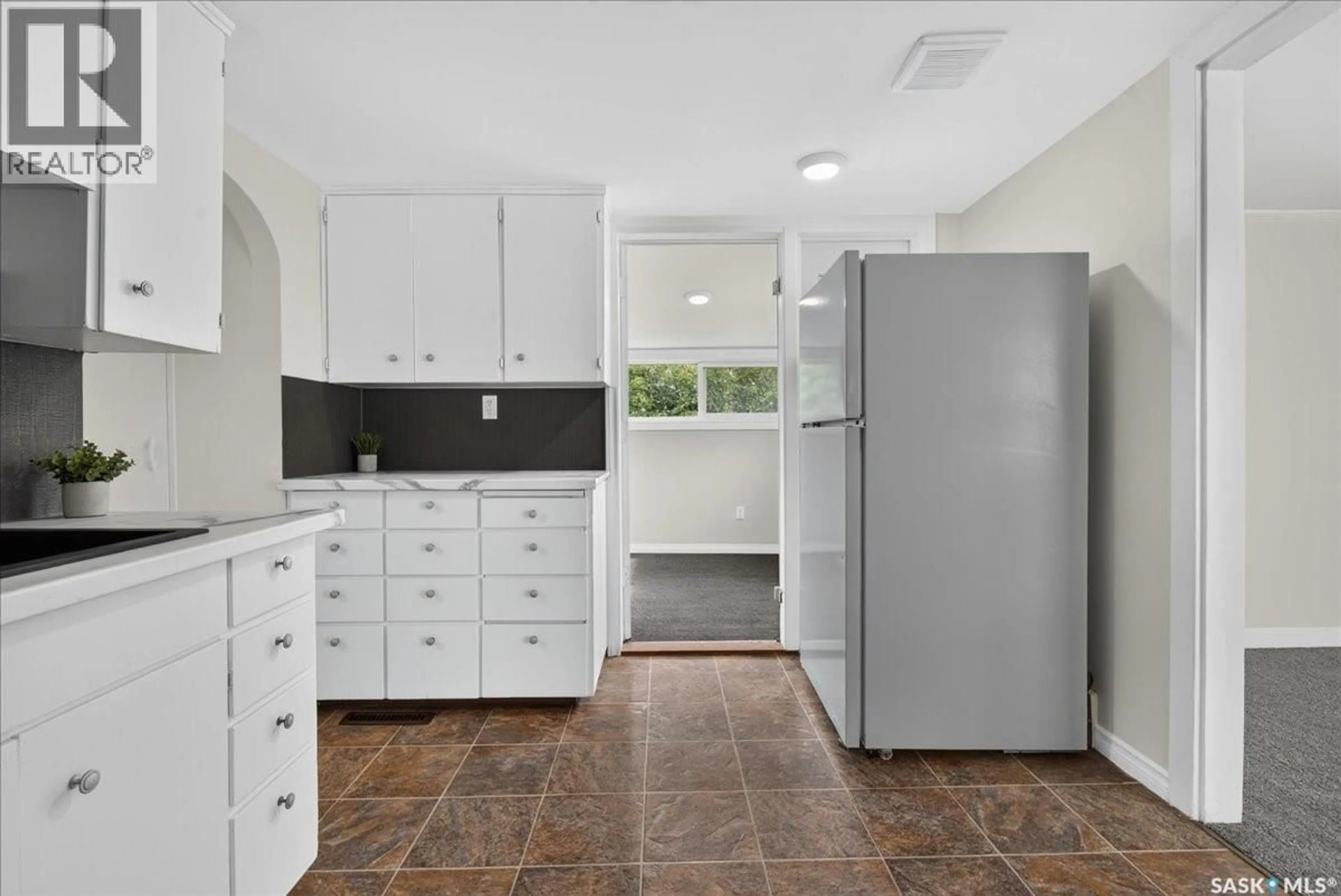 Standard kitchen, ceramic/tile floor for 276 HALIFAX STREET, Regina Saskatchewan S4R1S8