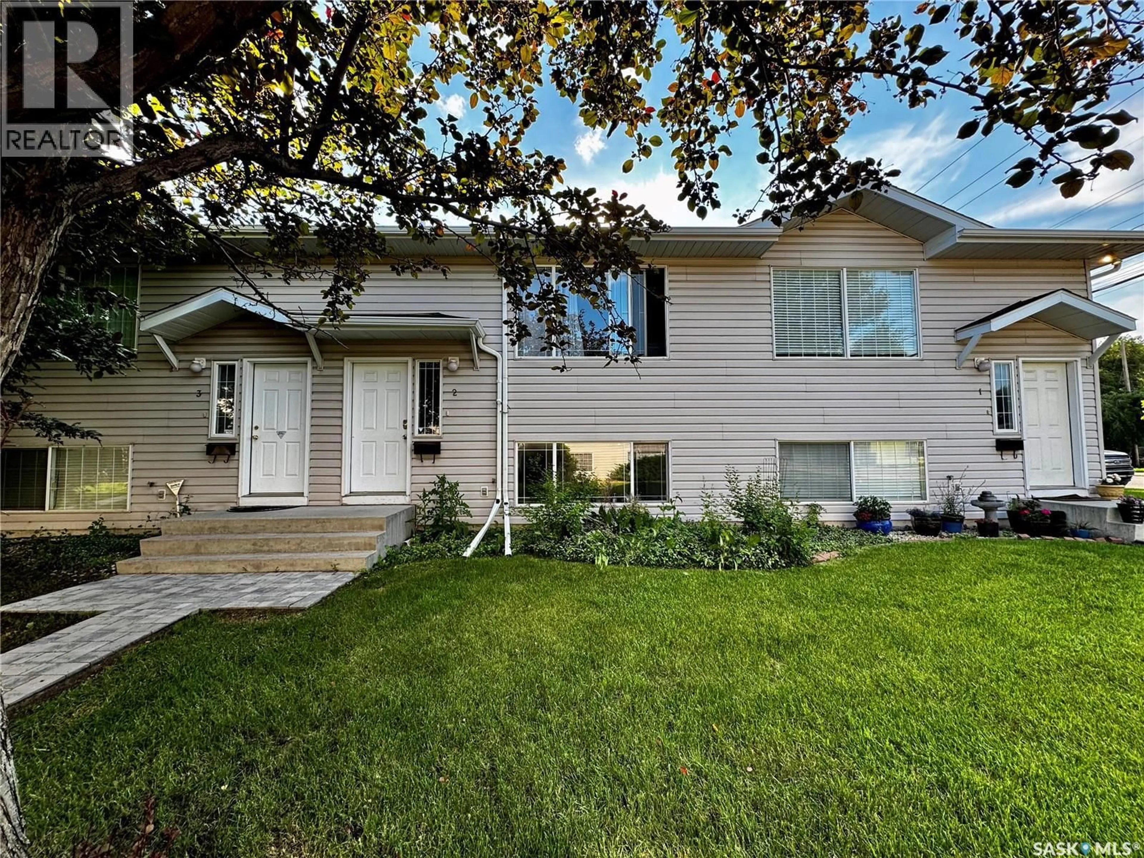Home with vinyl exterior material, street for 115th E - 2 95 STREET, Saskatoon Saskatchewan S7N2E1