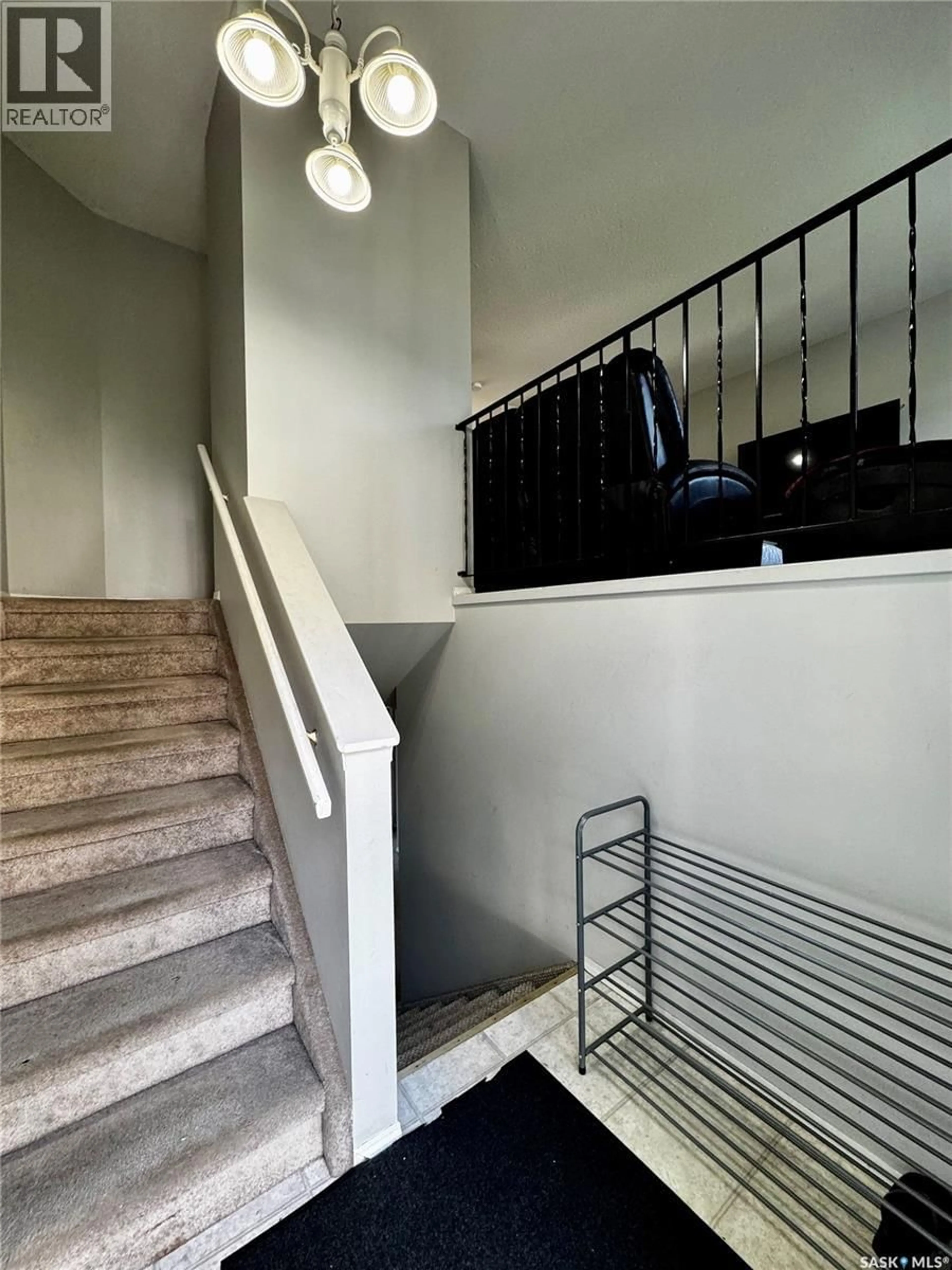 Indoor foyer for 115th E - 2 95 STREET, Saskatoon Saskatchewan S7N2E1