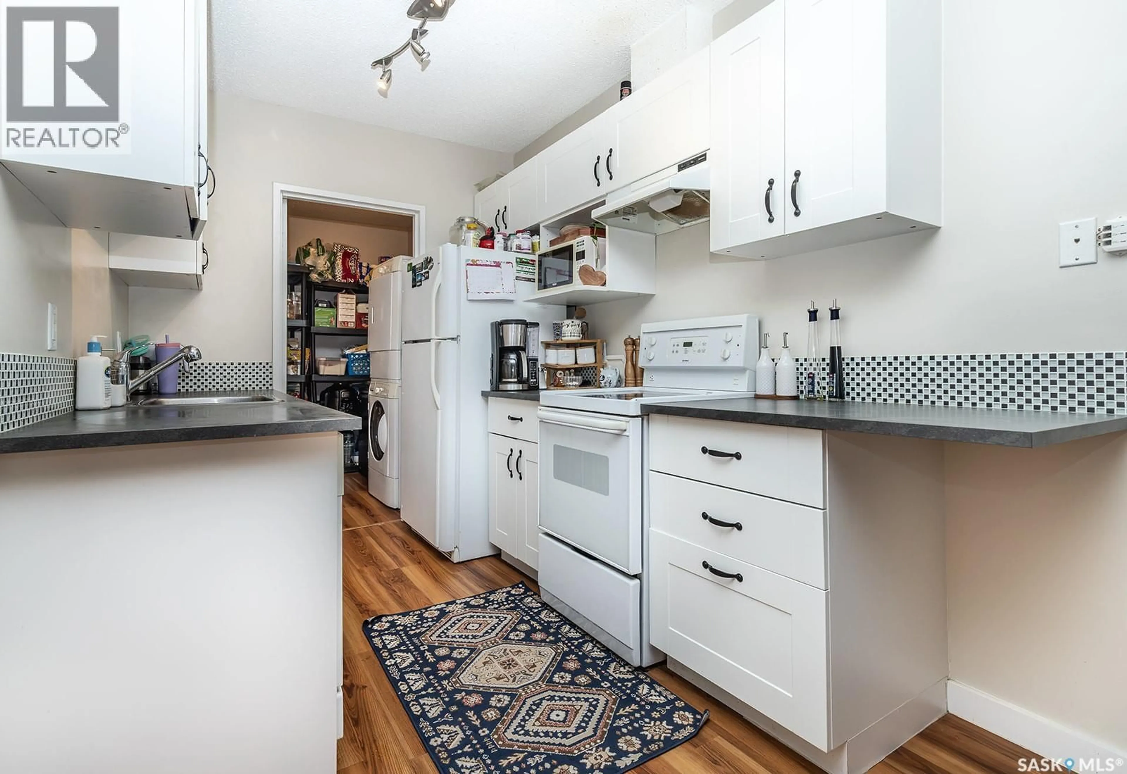 Standard kitchen, unknown for 312 423 TAIT COURT, Saskatoon Saskatchewan S7H5L3
