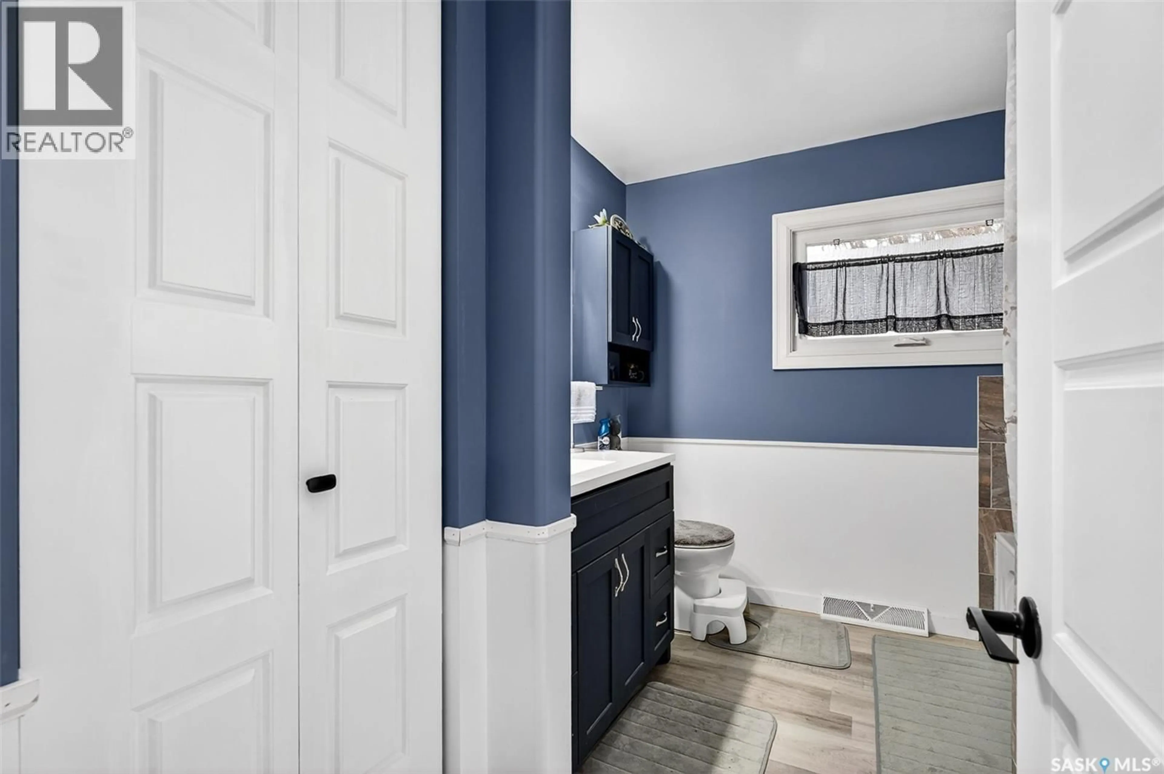 Standard bathroom, ceramic/tile floor for 1154 CARIBOU STREET, Moose Jaw Saskatchewan S6H2B5