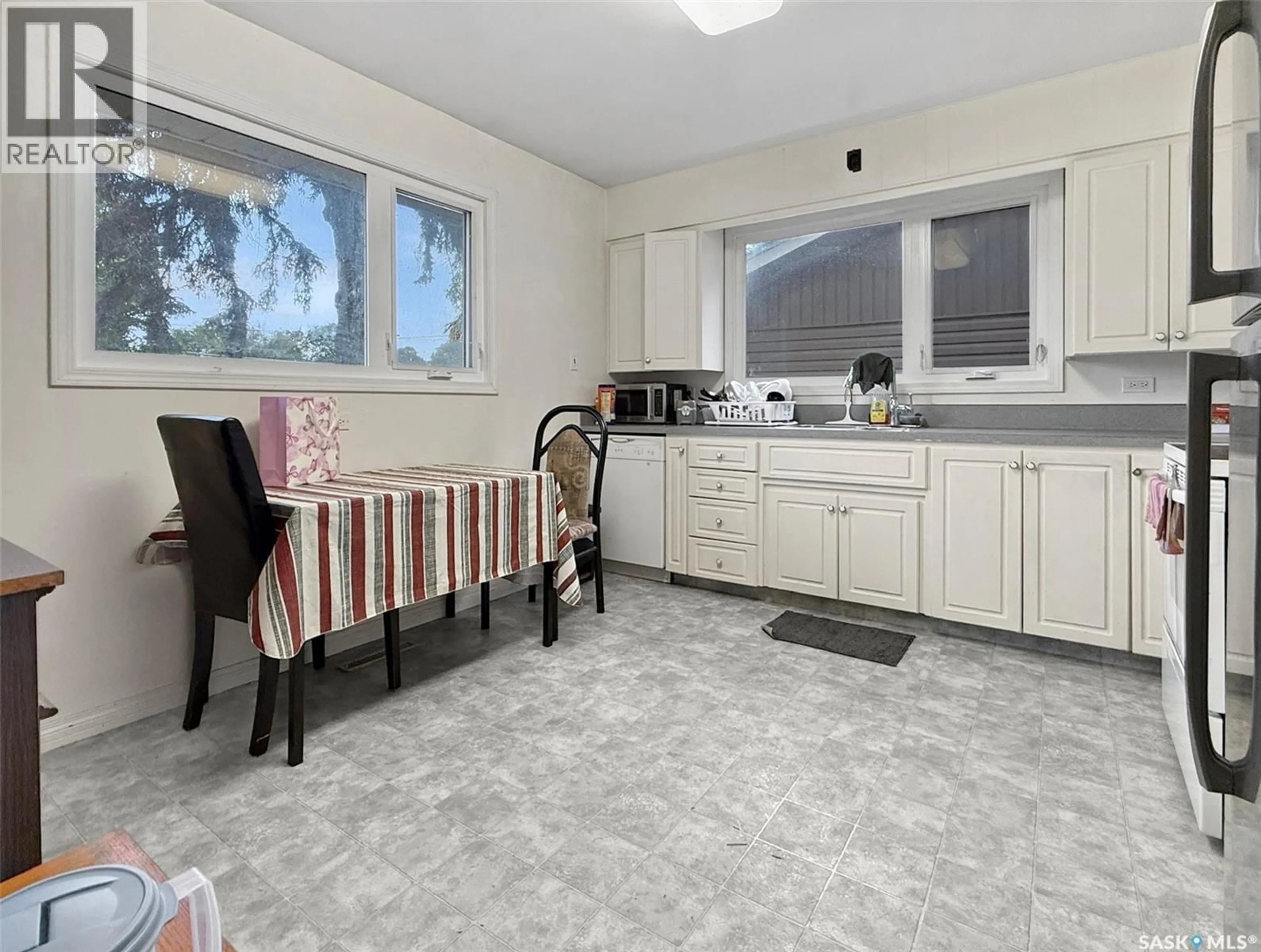 Standard kitchen, unknown for 355 3RD AVENUE, Swift Current Saskatchewan S9H3K6
