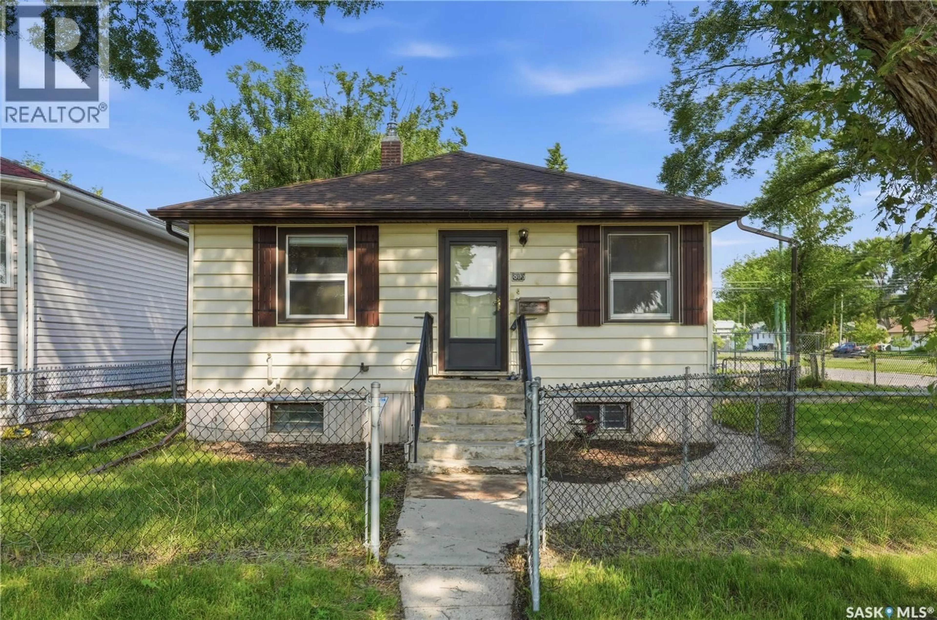 Home with vinyl exterior material, street for 806 L AVENUE, Saskatoon Saskatchewan S7L2R4