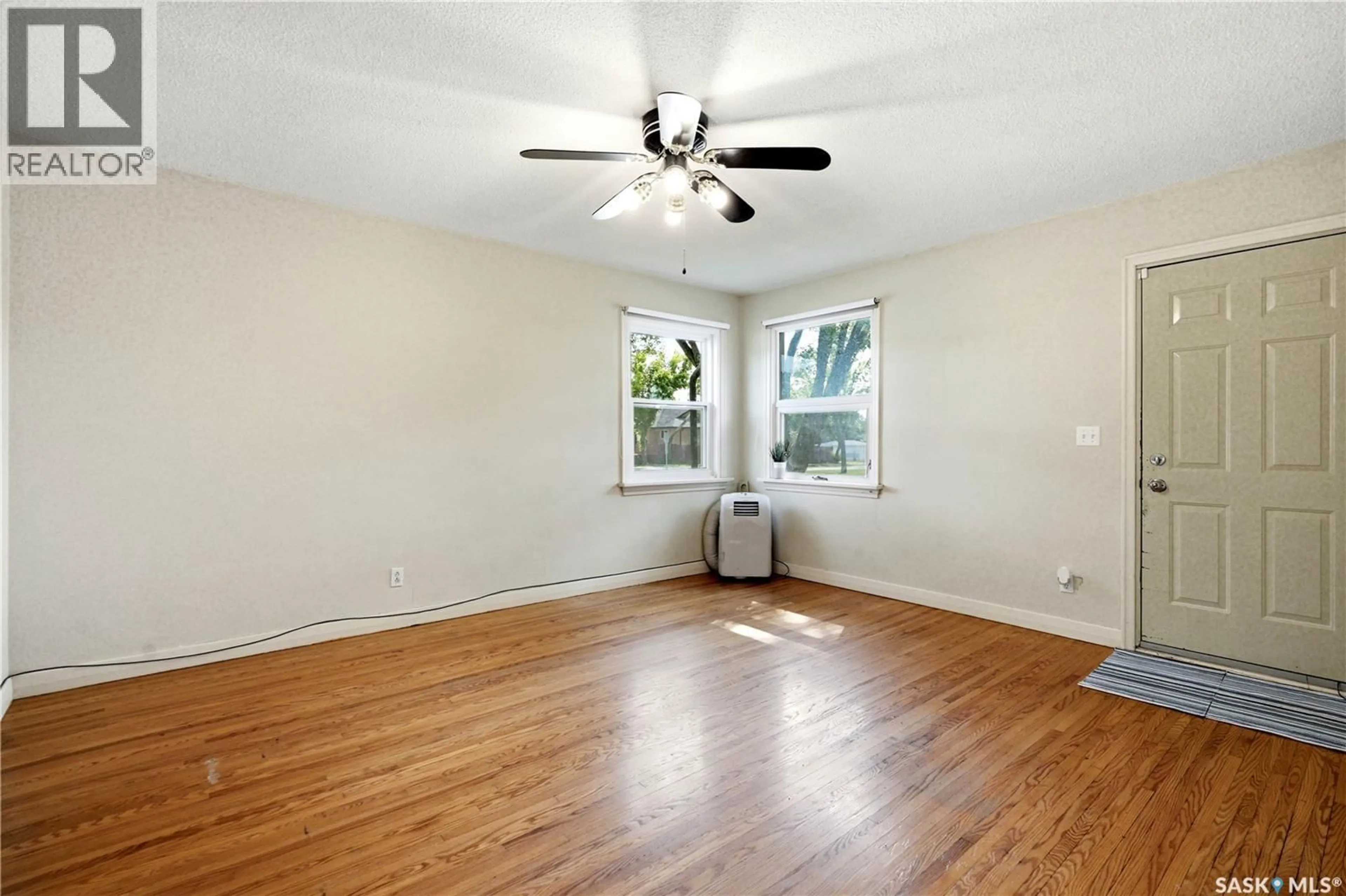 A pic of a room for 806 L AVENUE, Saskatoon Saskatchewan S7L2R4