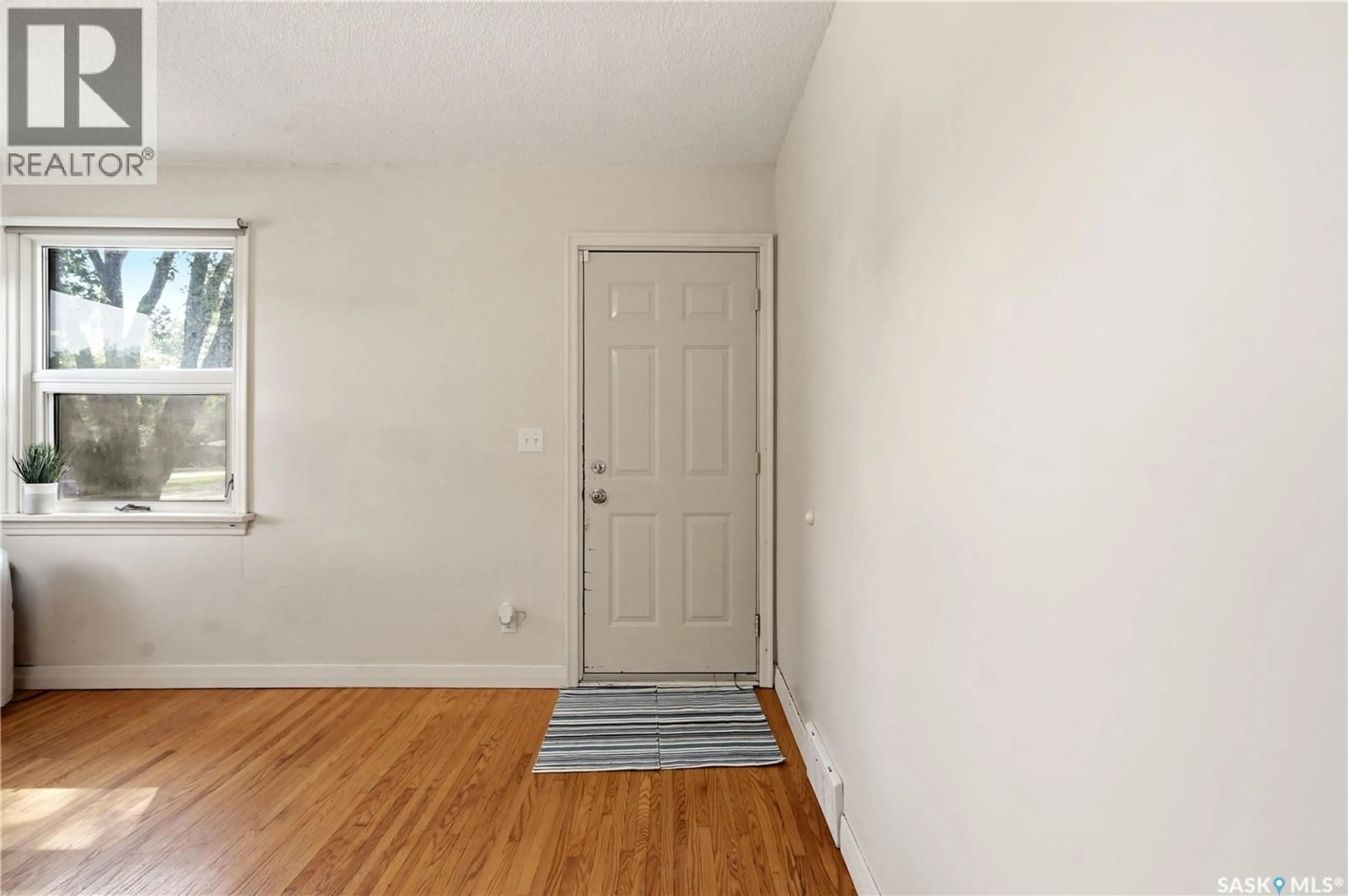A pic of a room for 806 L AVENUE, Saskatoon Saskatchewan S7L2R4
