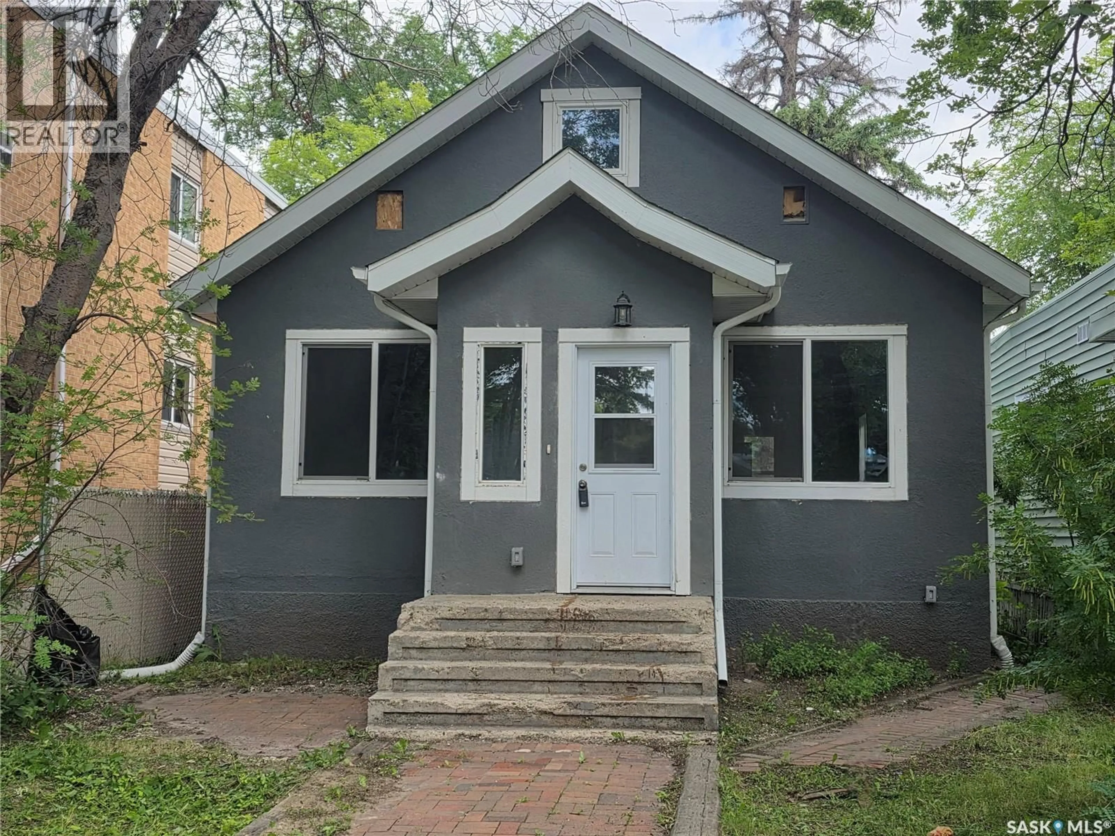 Home with vinyl exterior material, street for 102 32ND STREET, Saskatoon Saskatchewan S7L0S1