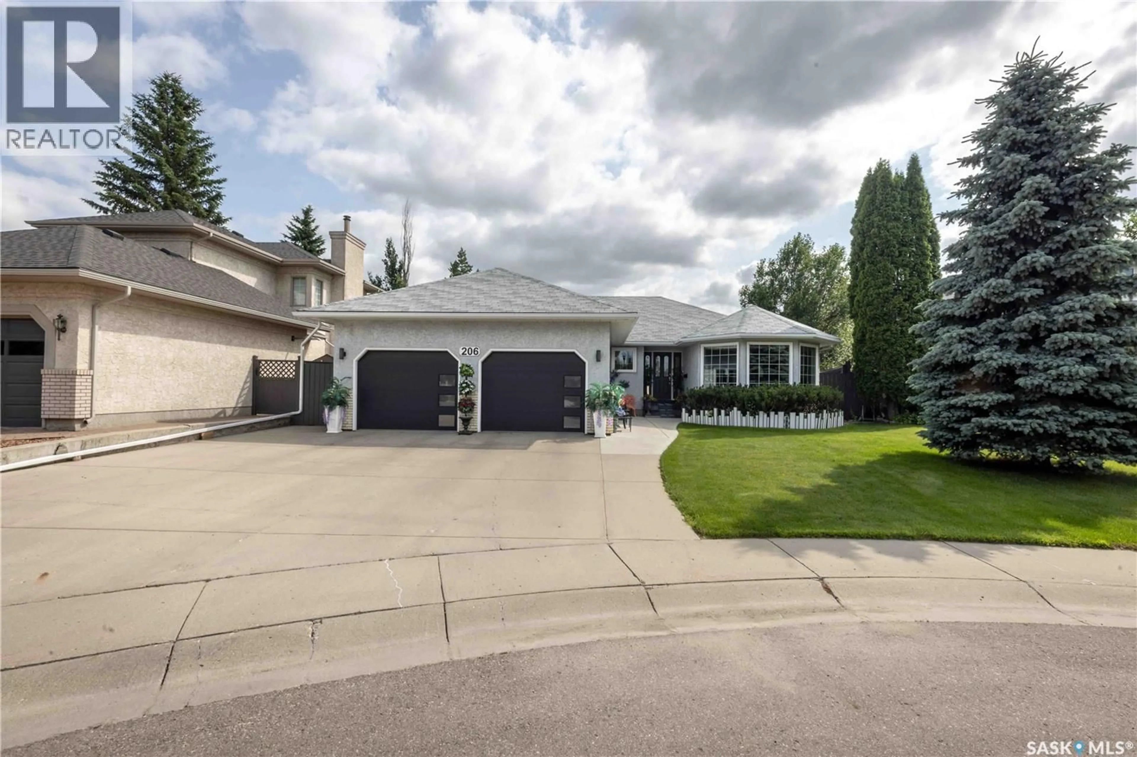 Home with vinyl exterior material, street for 206 BRAEMAR BAY, Saskatoon Saskatchewan S7V1A2