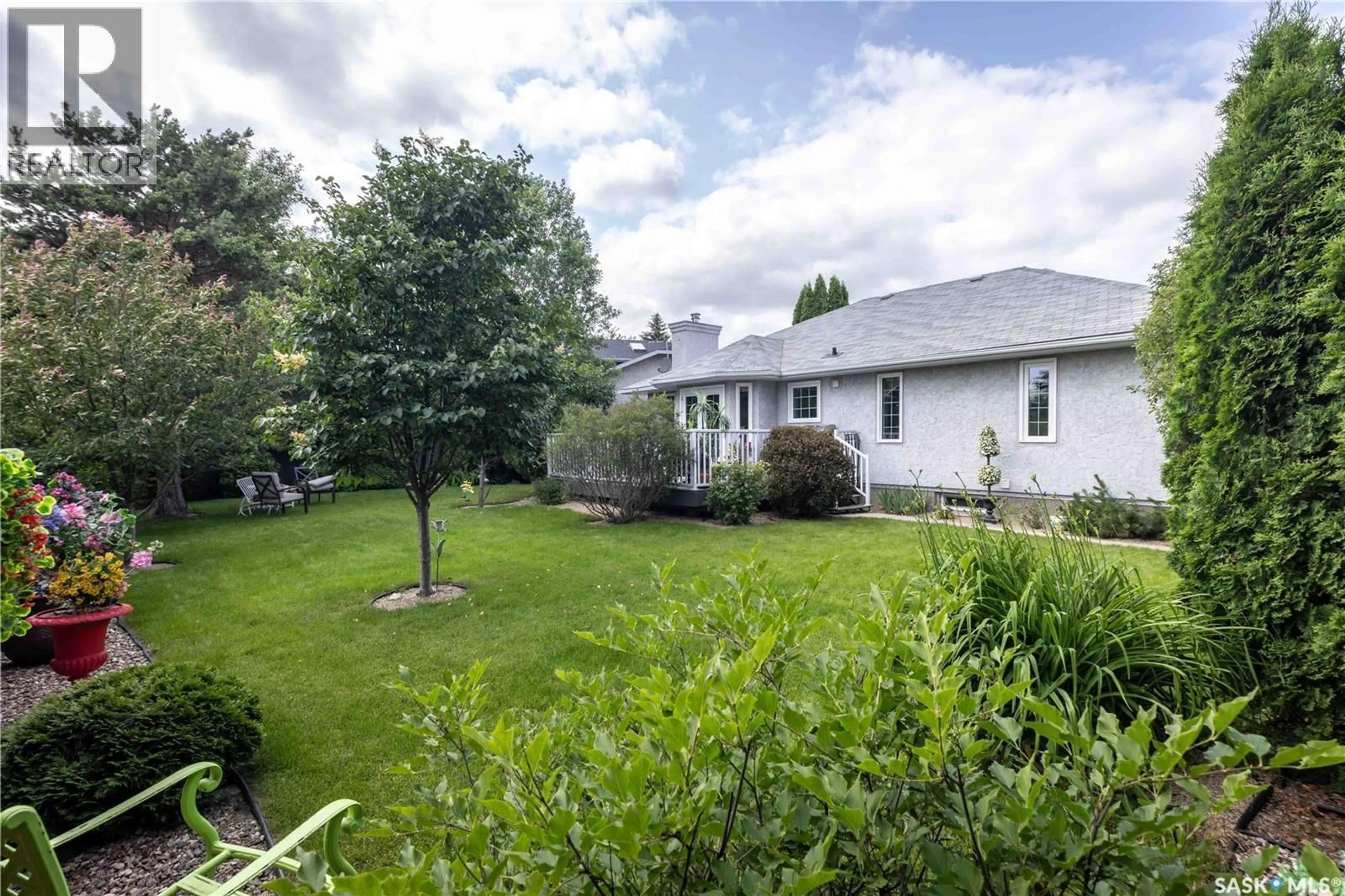 A pic from outside/outdoor area/front of a property/back of a property/a pic from drone, unknown for 206 BRAEMAR BAY, Saskatoon Saskatchewan S7V1A2