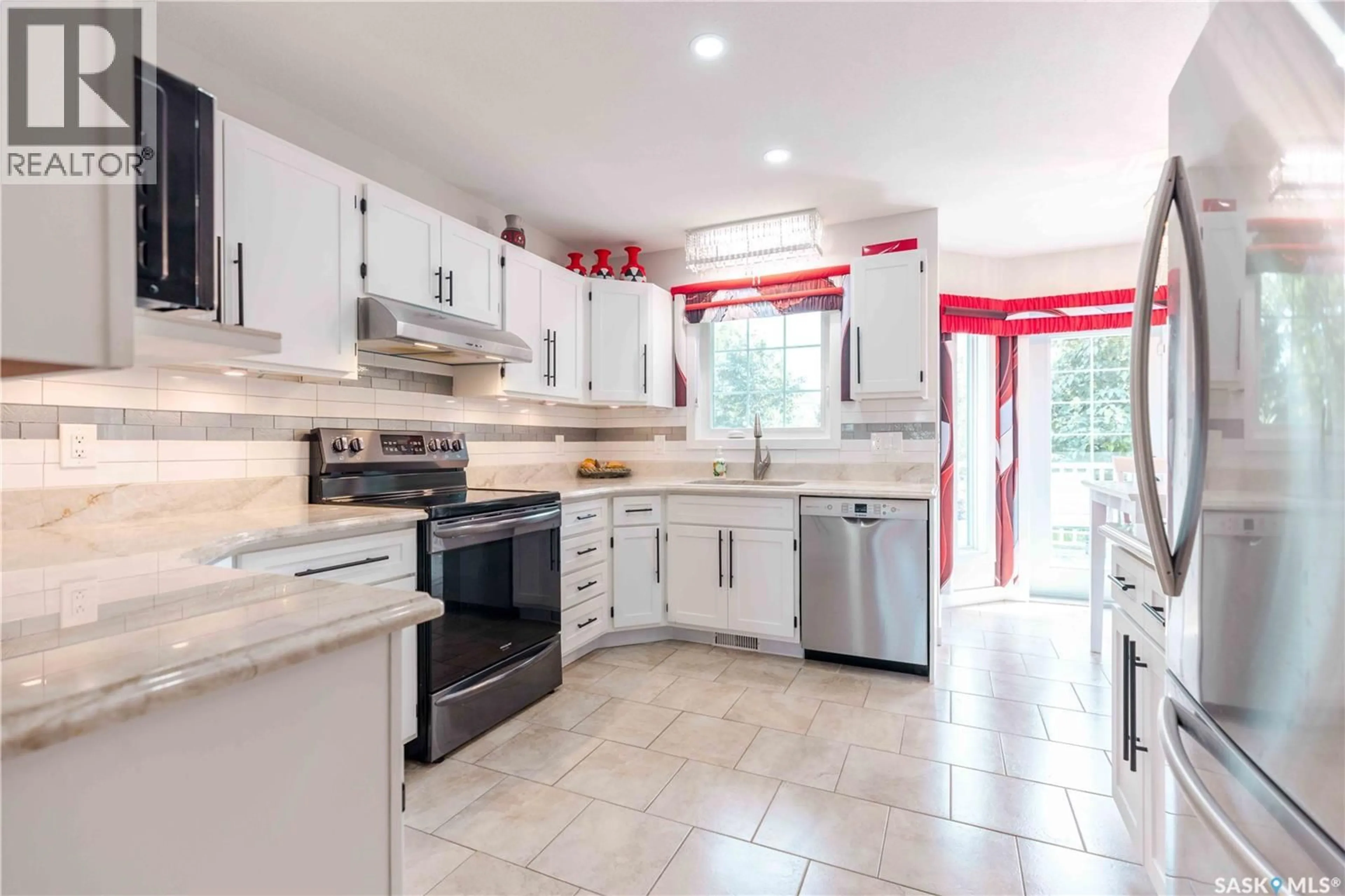 Open concept kitchen, ceramic/tile floor for 206 BRAEMAR BAY, Saskatoon Saskatchewan S7V1A2