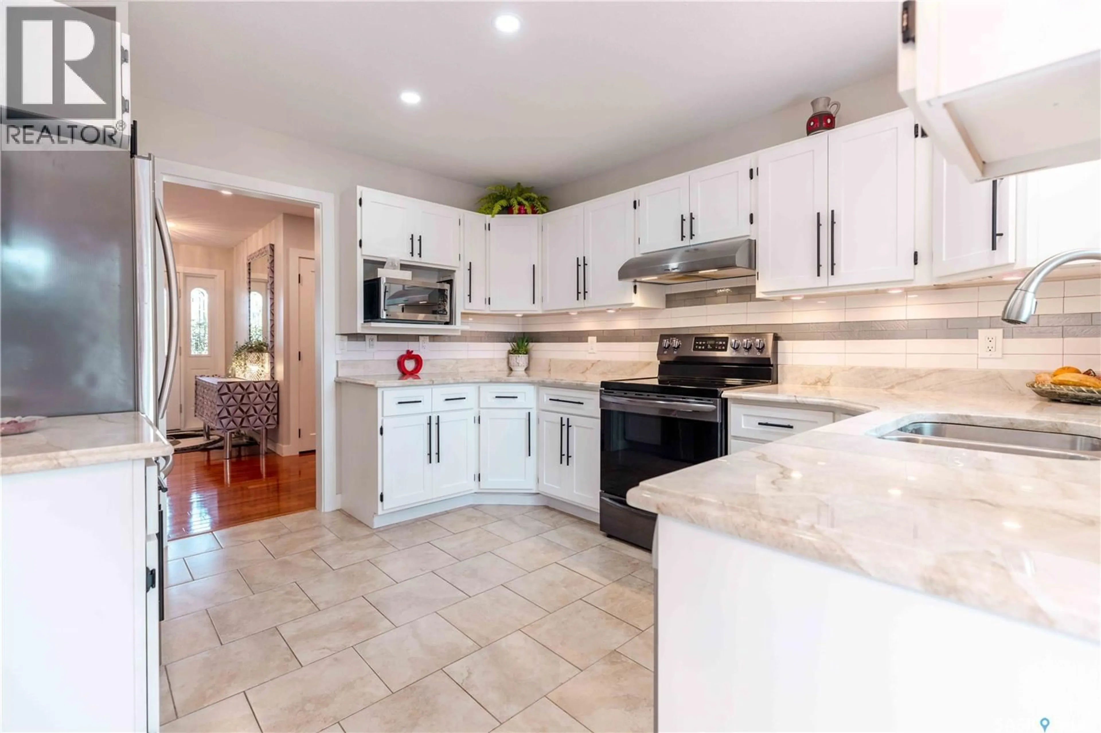 Open concept kitchen, ceramic/tile floor for 206 BRAEMAR BAY, Saskatoon Saskatchewan S7V1A2
