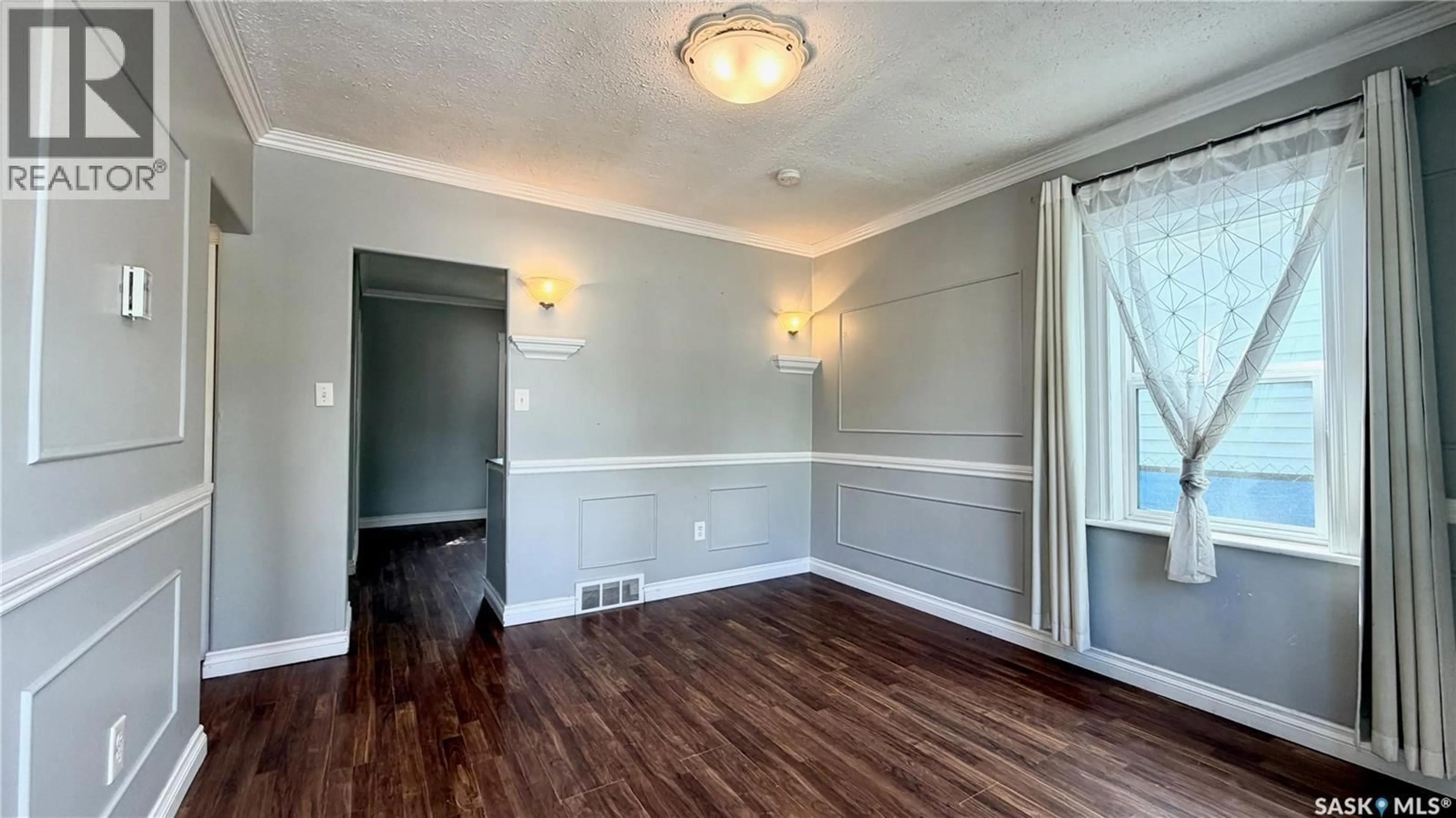 A pic of a room for 320 M AVENUE, Saskatoon Saskatchewan S7L2S5