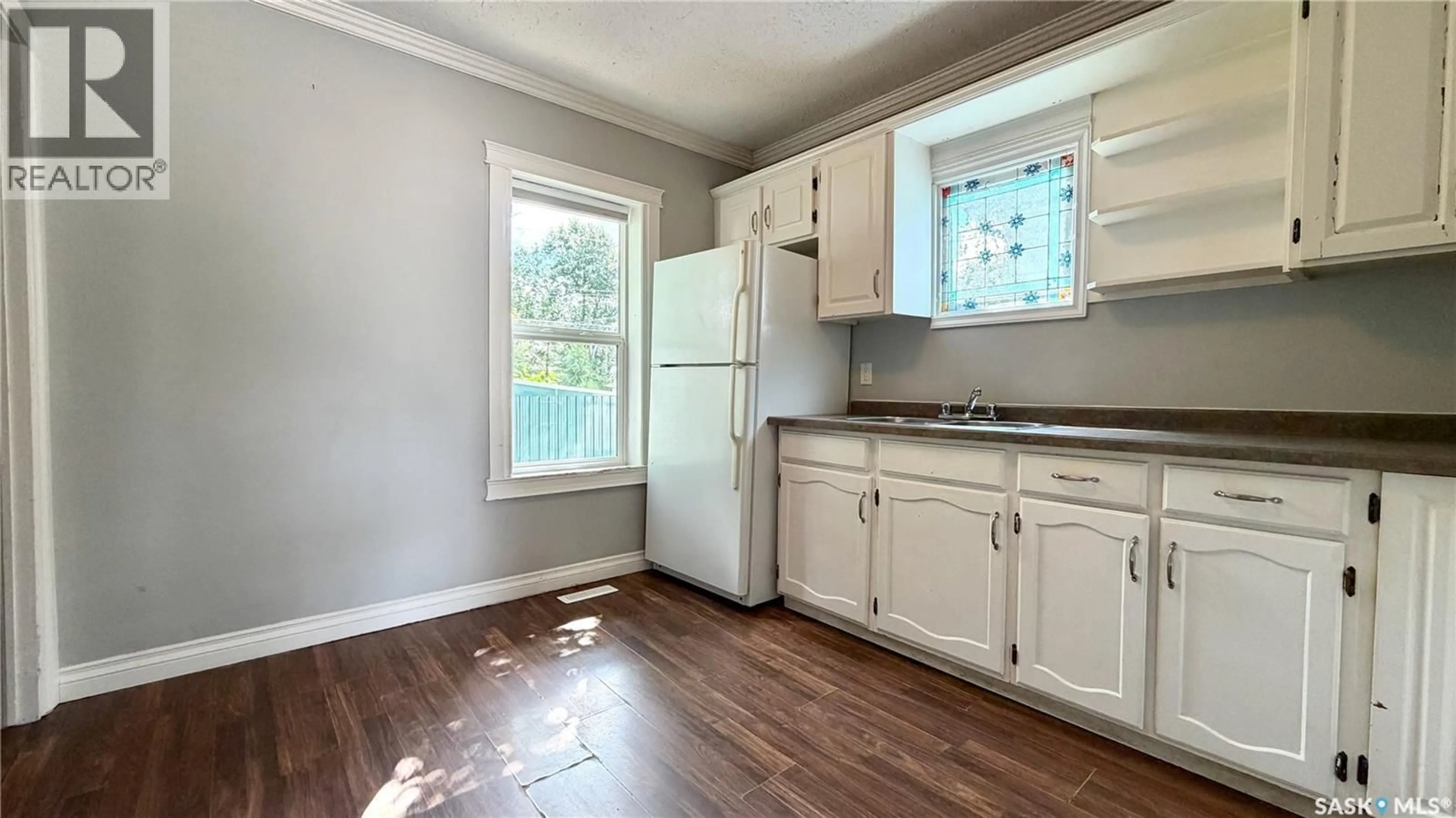 Standard kitchen, wood/laminate floor for 320 M AVENUE, Saskatoon Saskatchewan S7L2S5