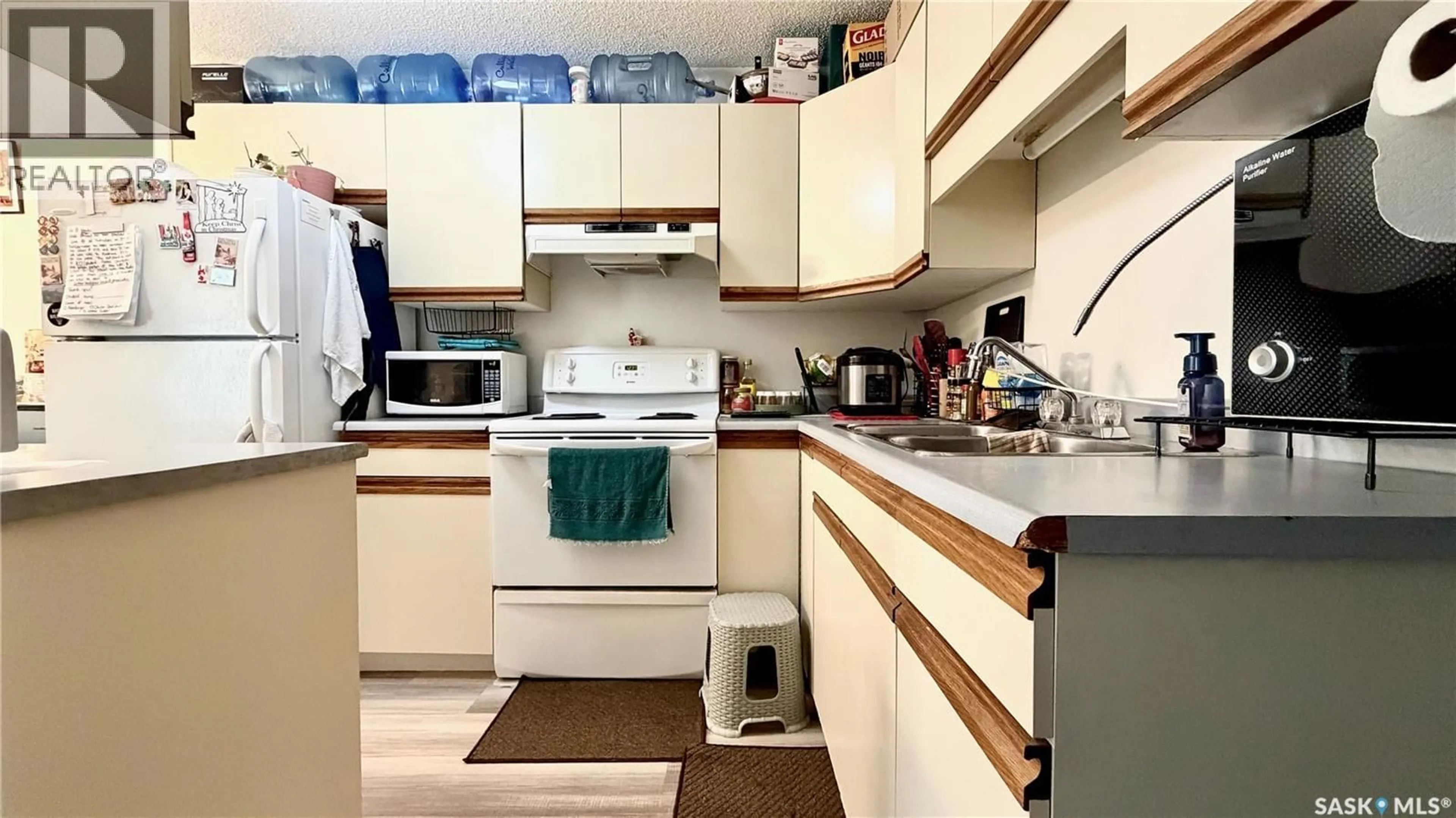 Standard kitchen, wood/laminate floor for 409 109TH STREET, Saskatoon Saskatchewan S7N1R8