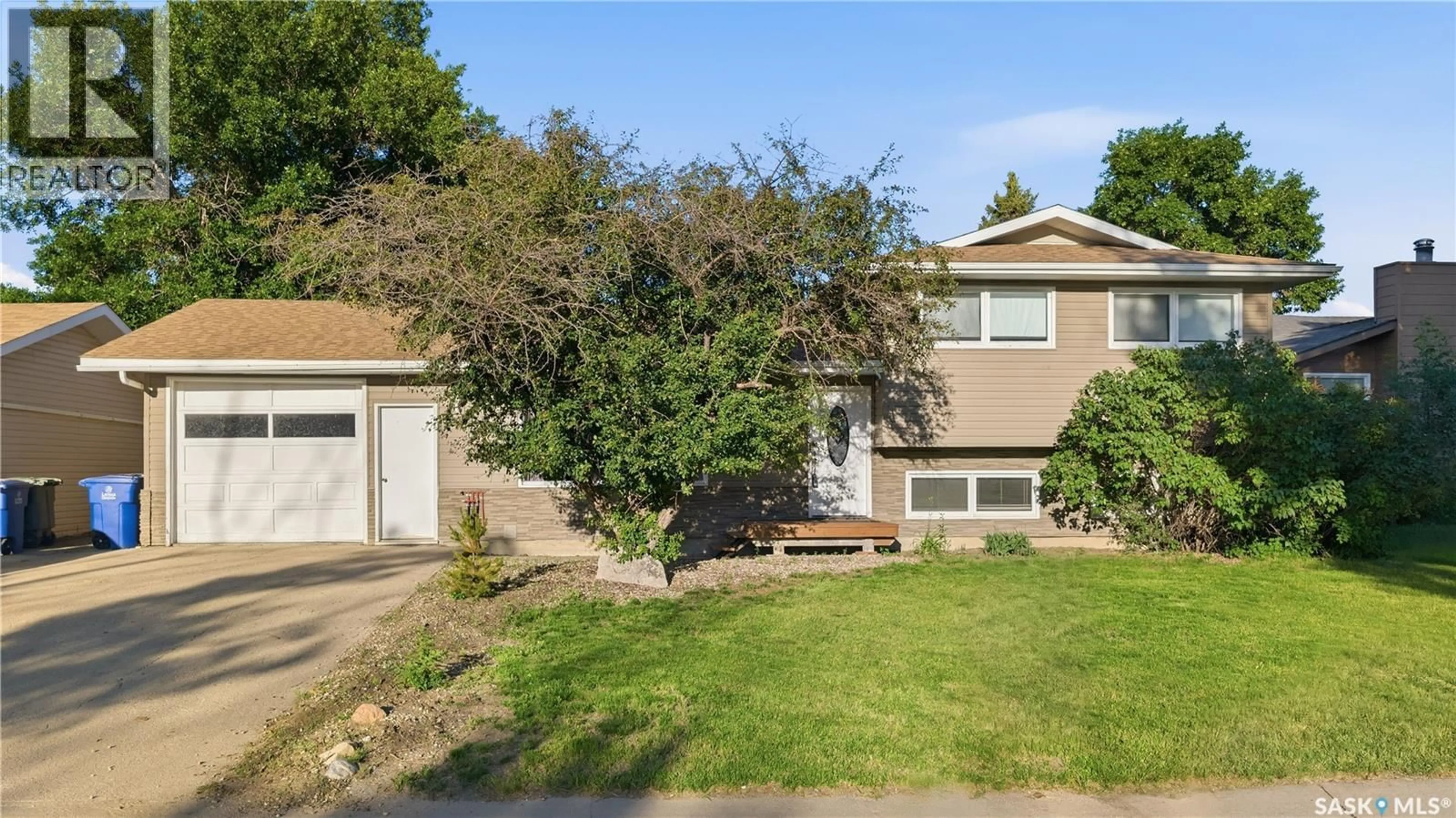 Home with vinyl exterior material, street for 1012 6TH STREET, Rosetown Saskatchewan S0L2V0
